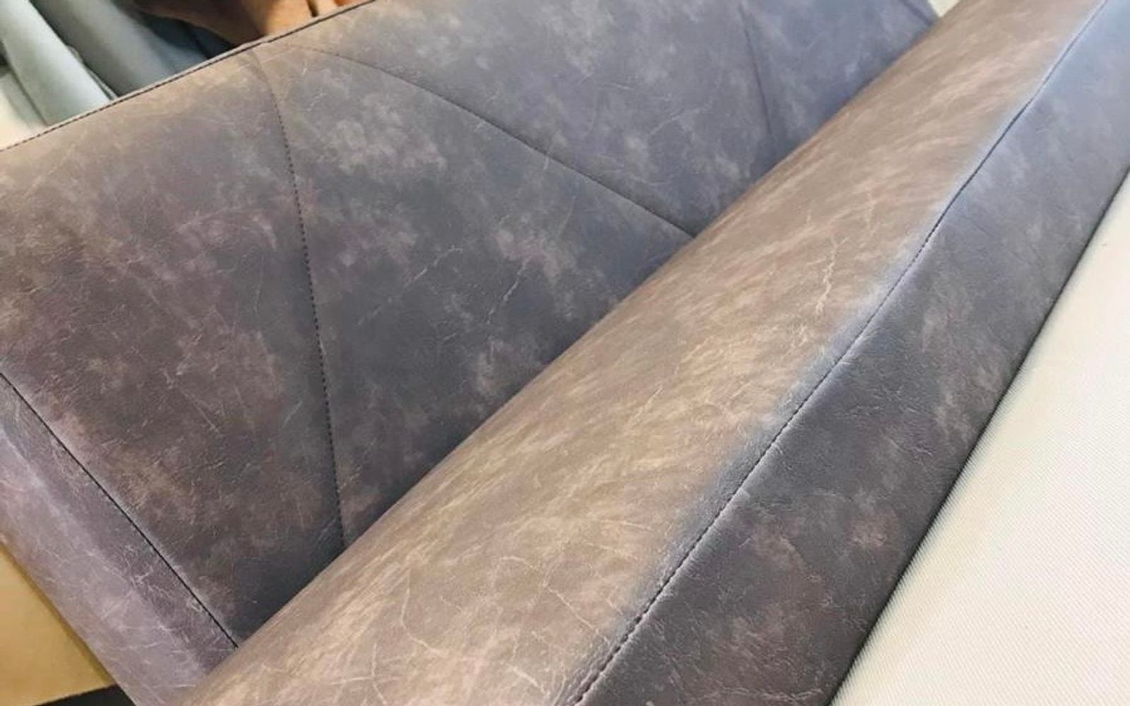 Fauteuil en cuir restauré dans l’atelier