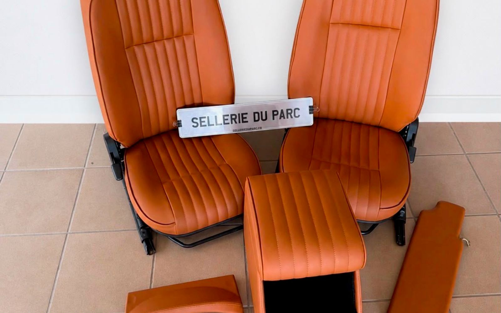 Série de sièges professionnels réalisée dans un atelier de sellerie