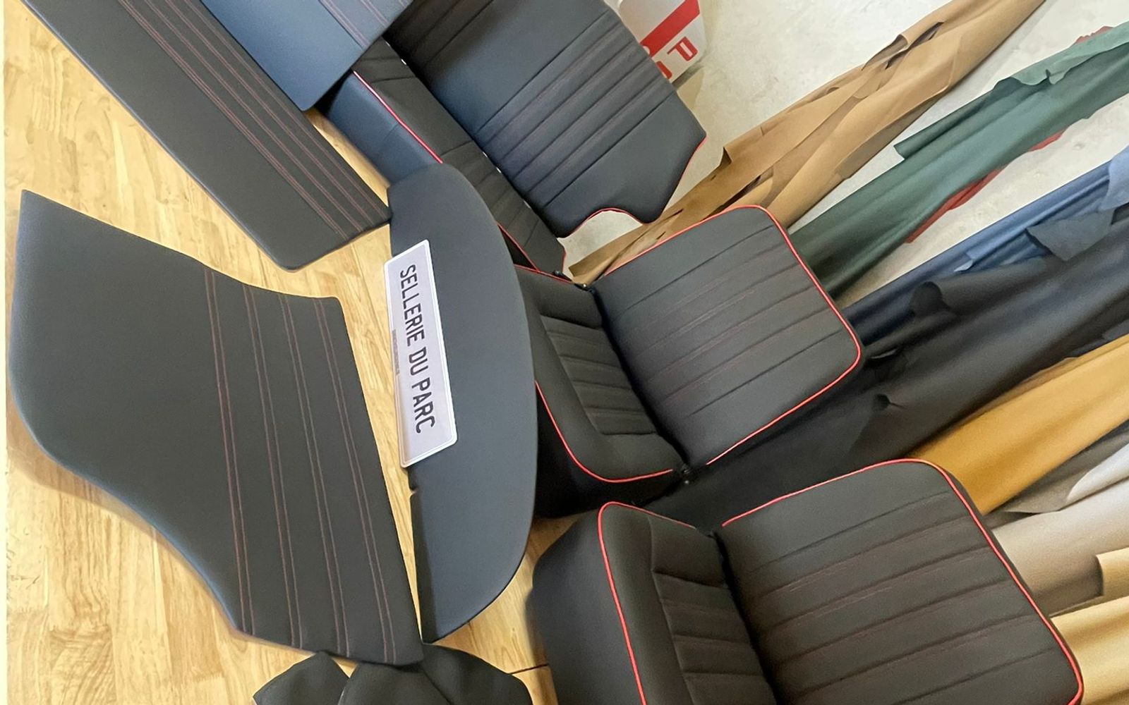 Intérieur automobile pris en charge par un sellier-garnisseur