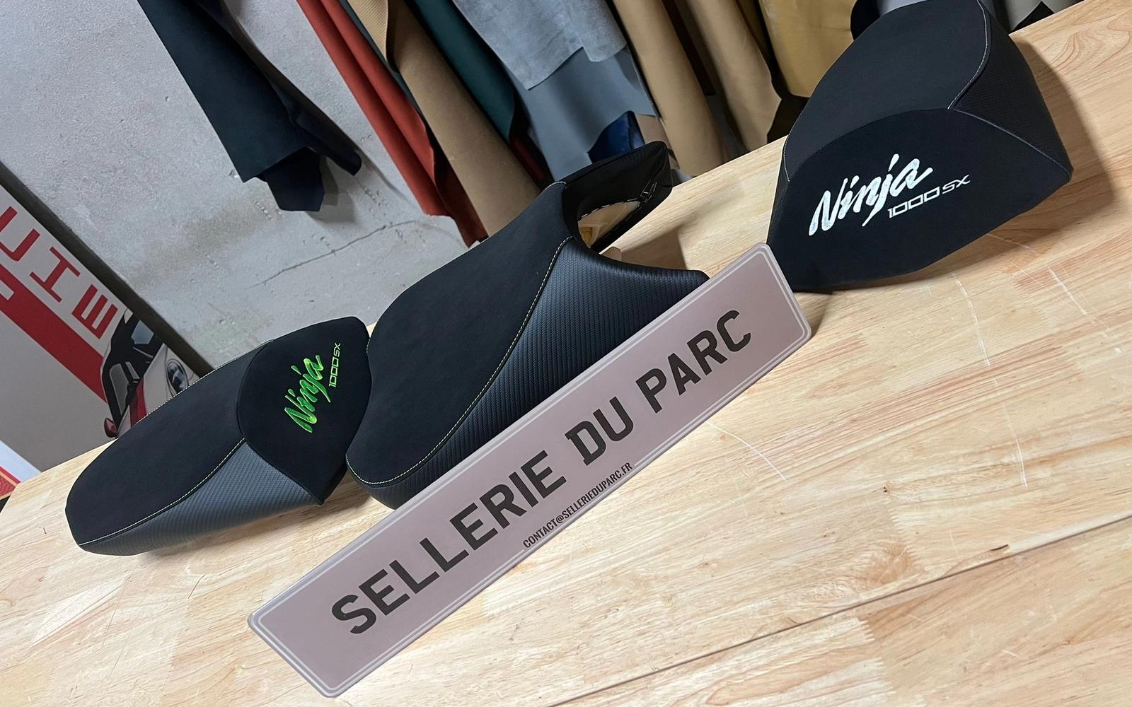 Travail de sellerie sur une moto dans l’atelier