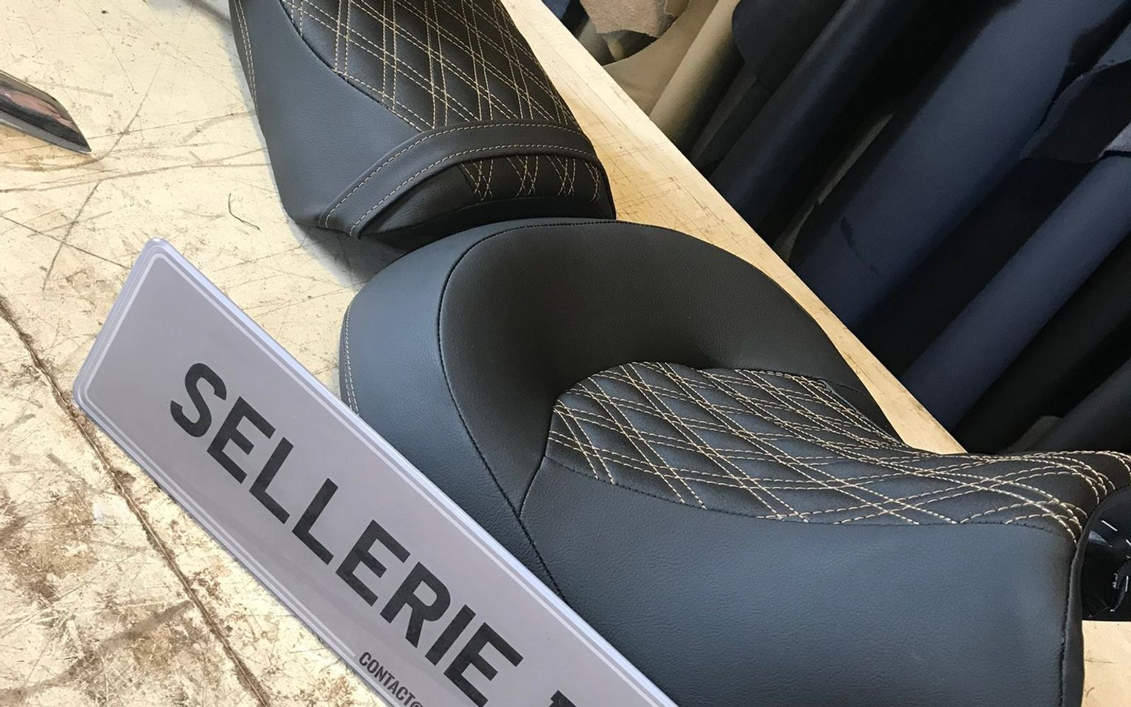 Travail de sellerie sur une moto dans l’atelier