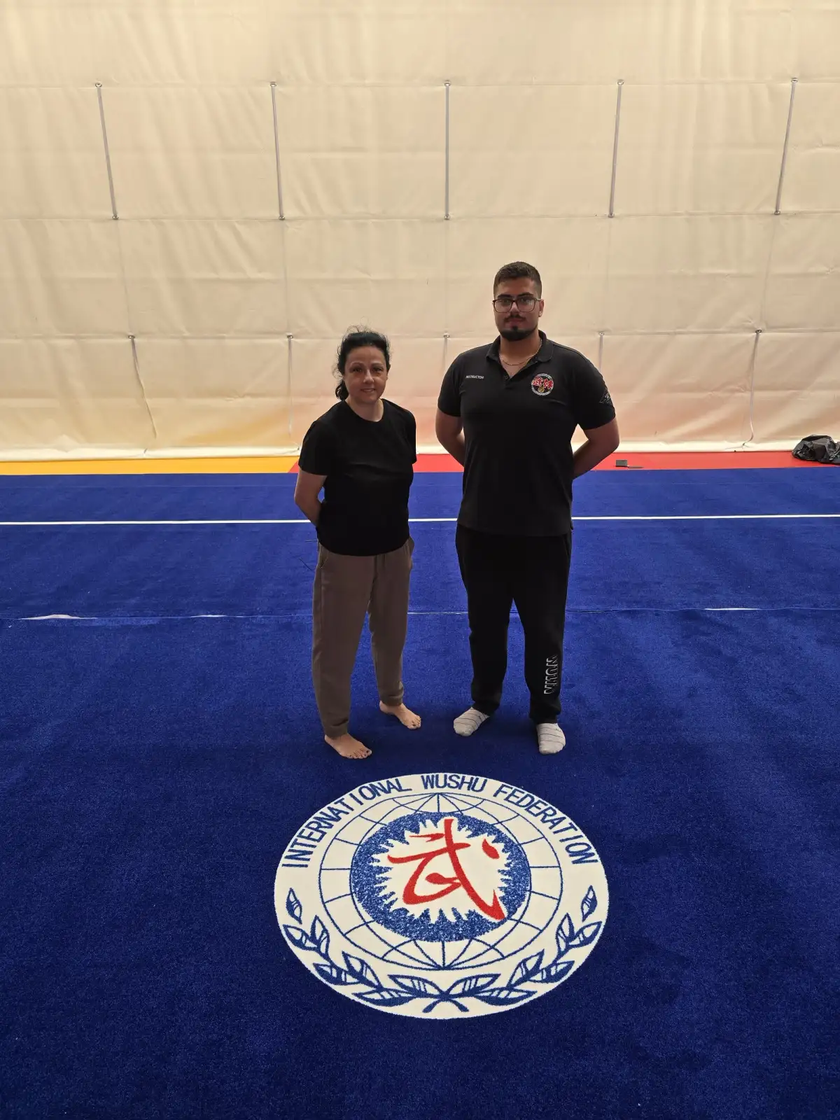 Entrega del tapiz oficial en el centro de entrenamiento nacional