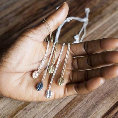 Krátký řetízek s velkým růžovým zrnem