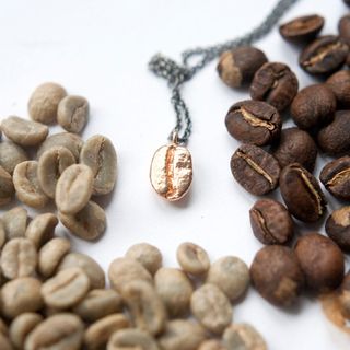 Krátký řetízek s velkým růžovým zrnem