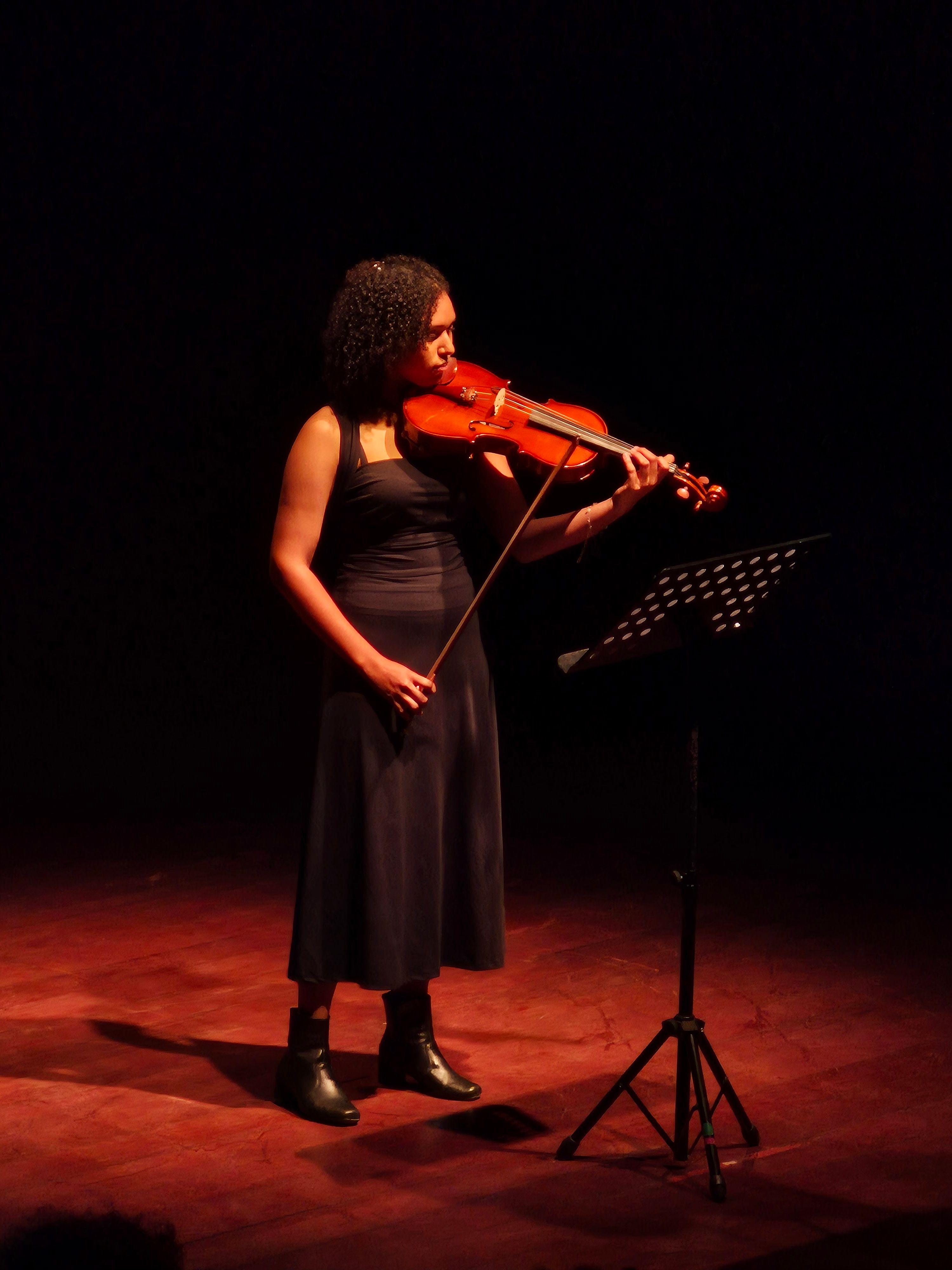 Mulher tocando violino