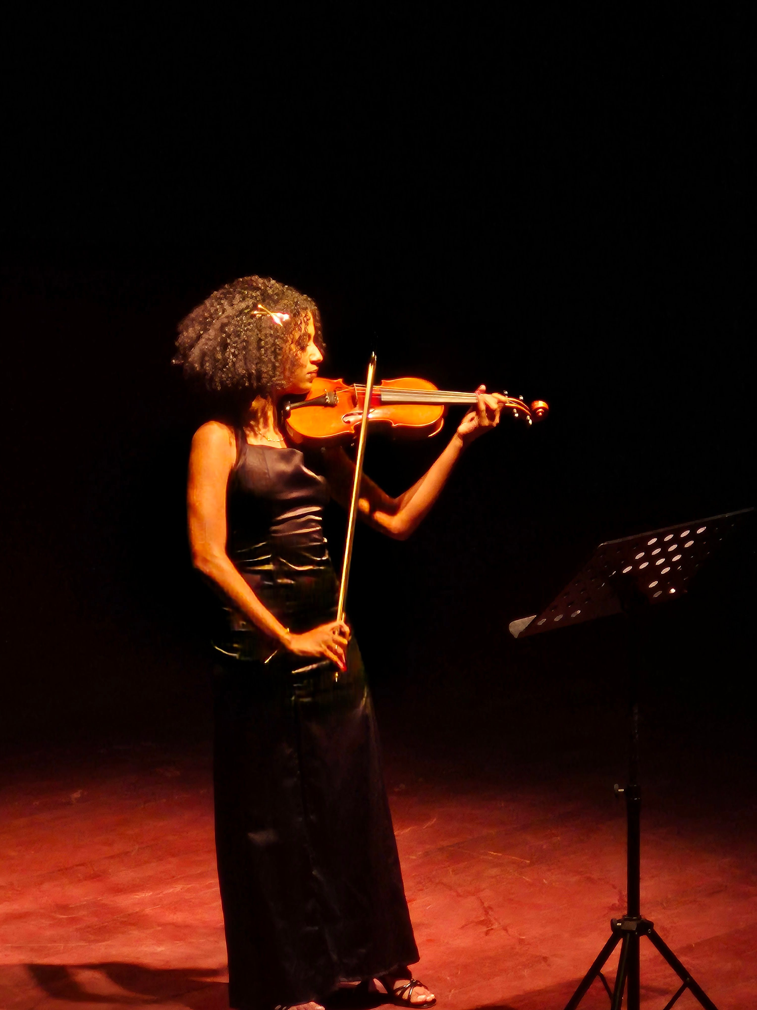 Mulher tocando violino
