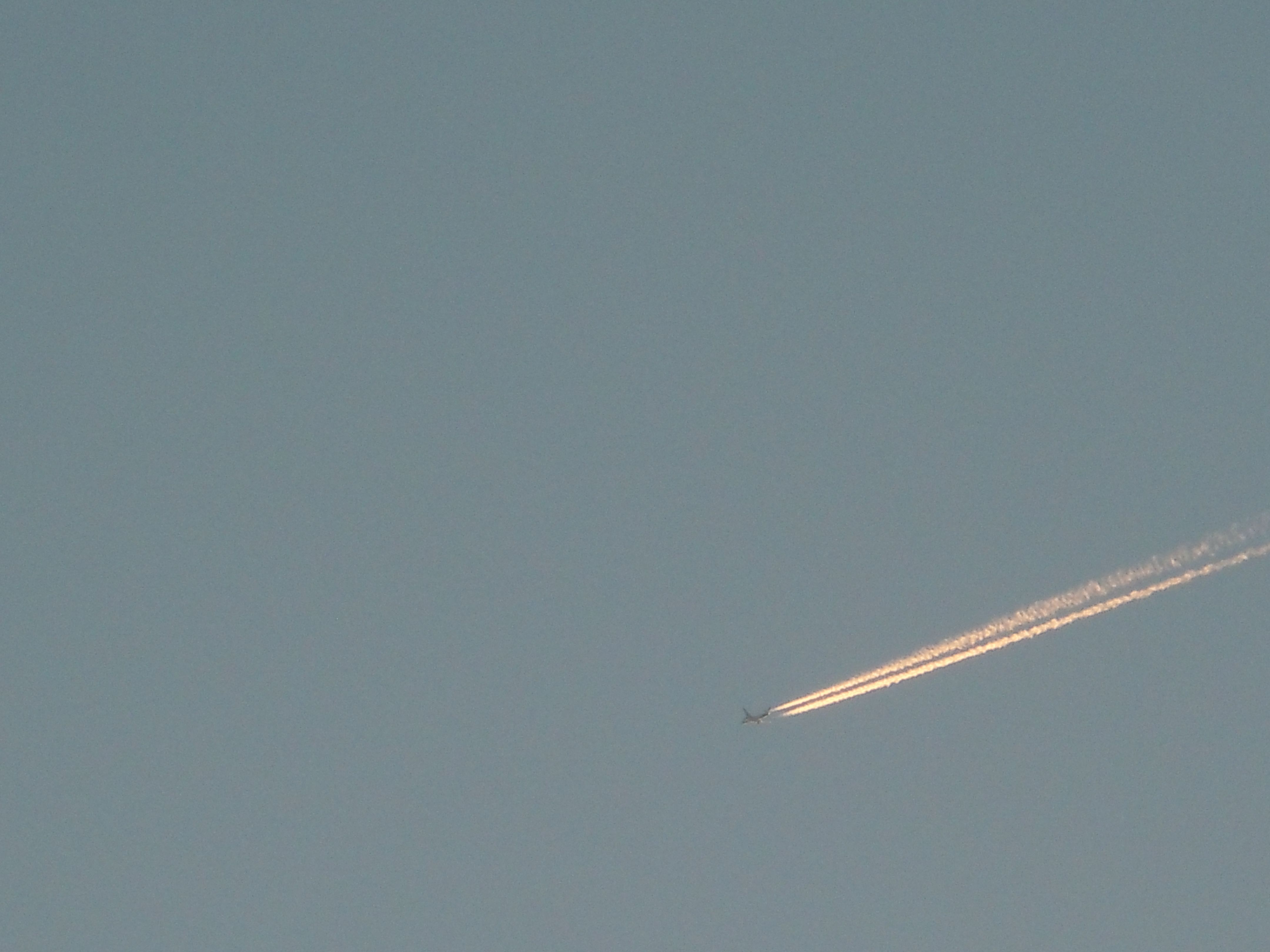 Avião no céu
