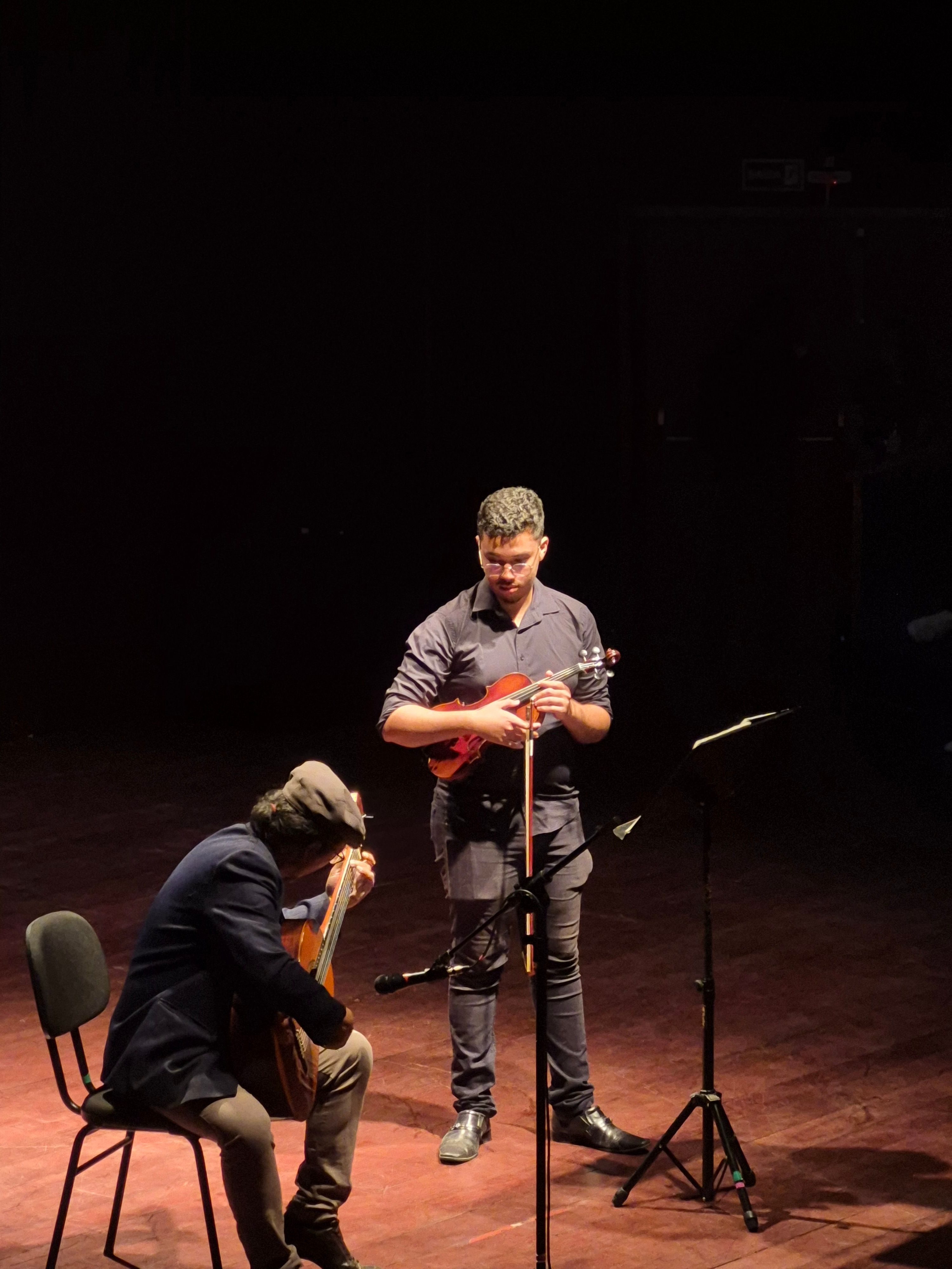 2 pessoas no violão e violino
