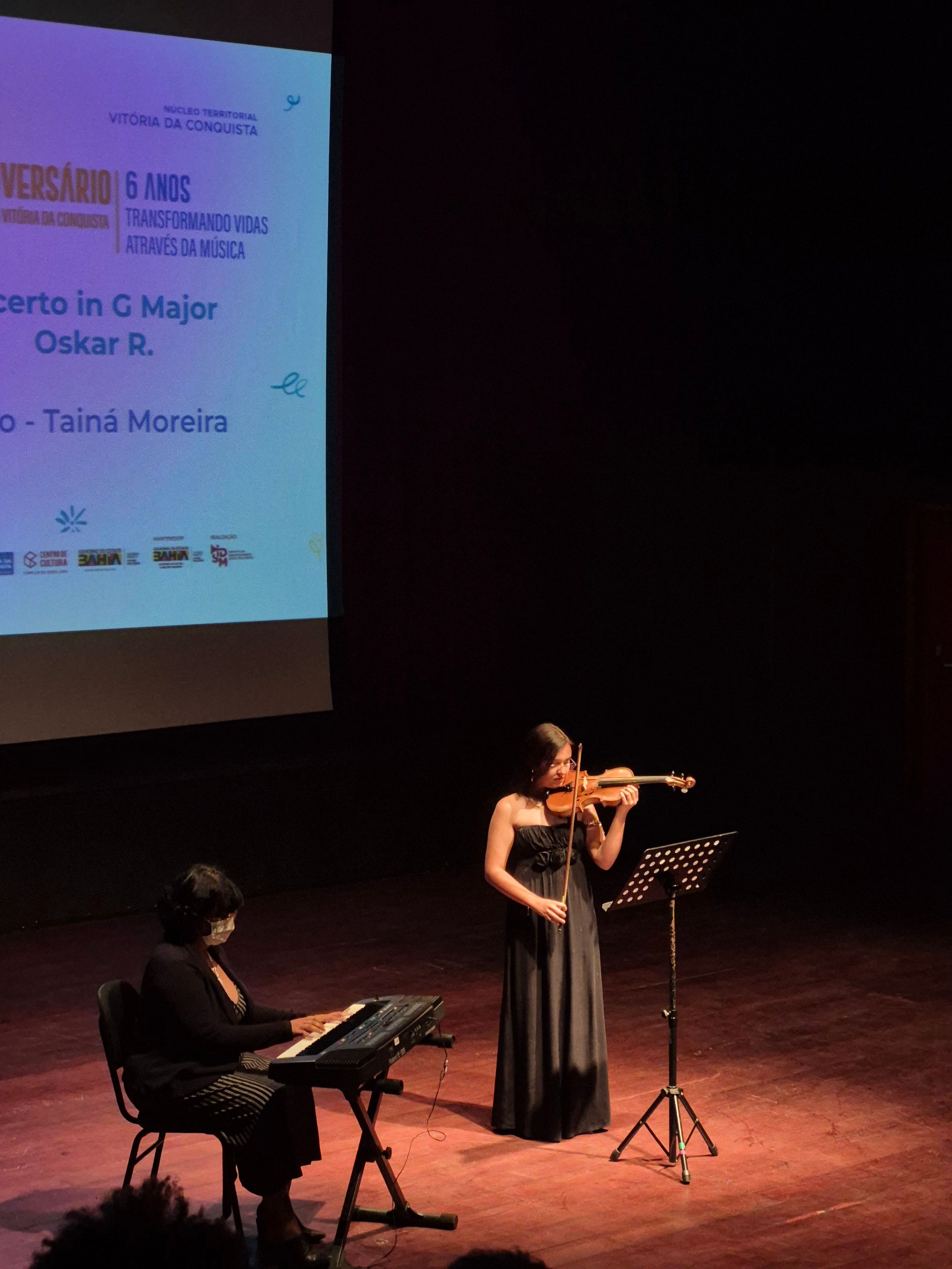 Mulher tocando violino