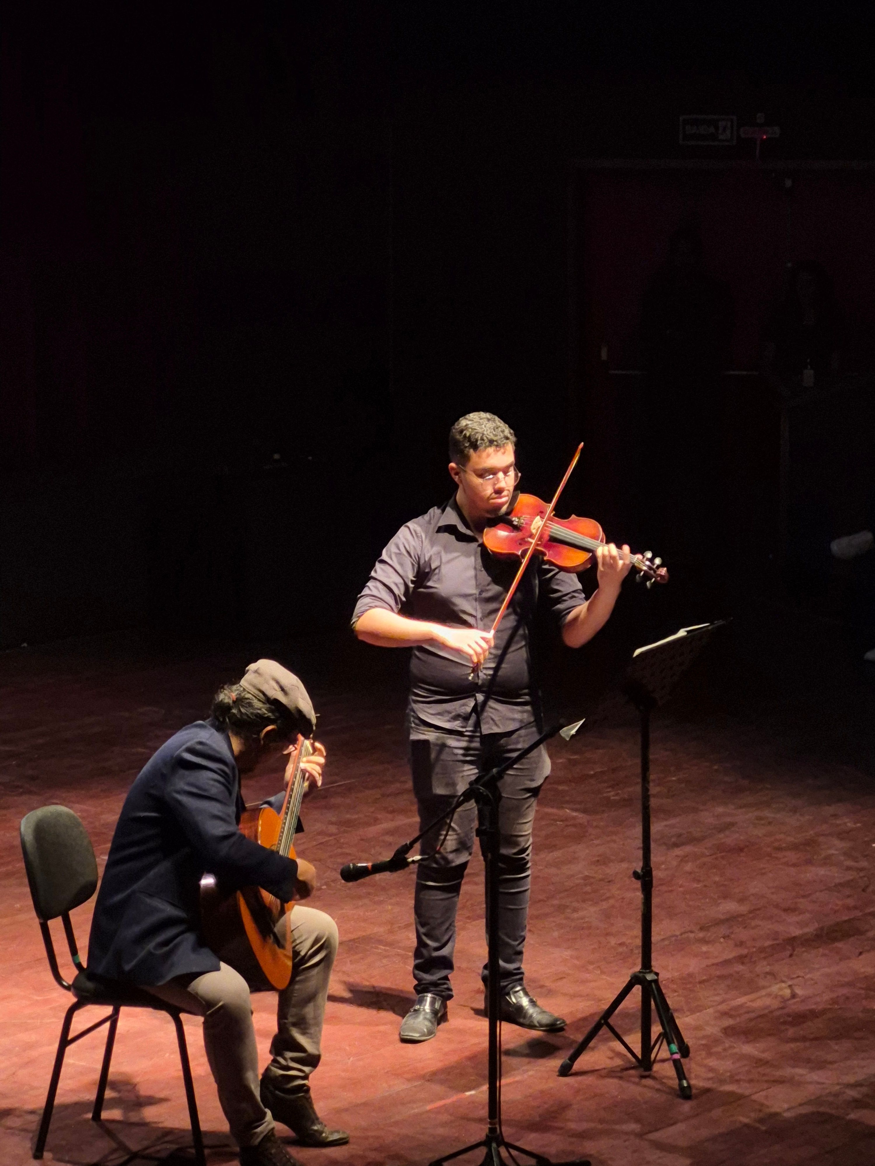 2 pessoas no violão e violino