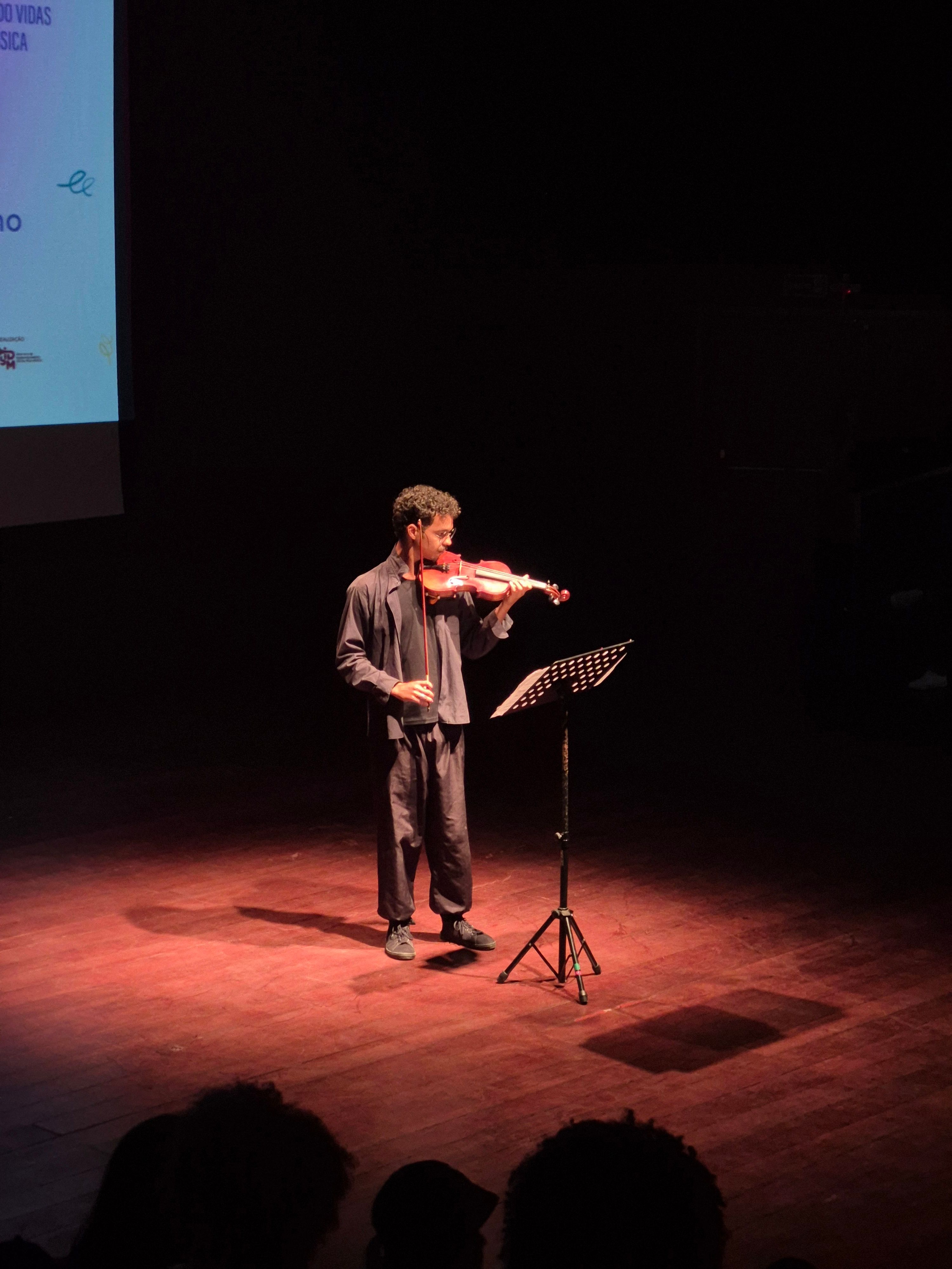 Homem tocando violino