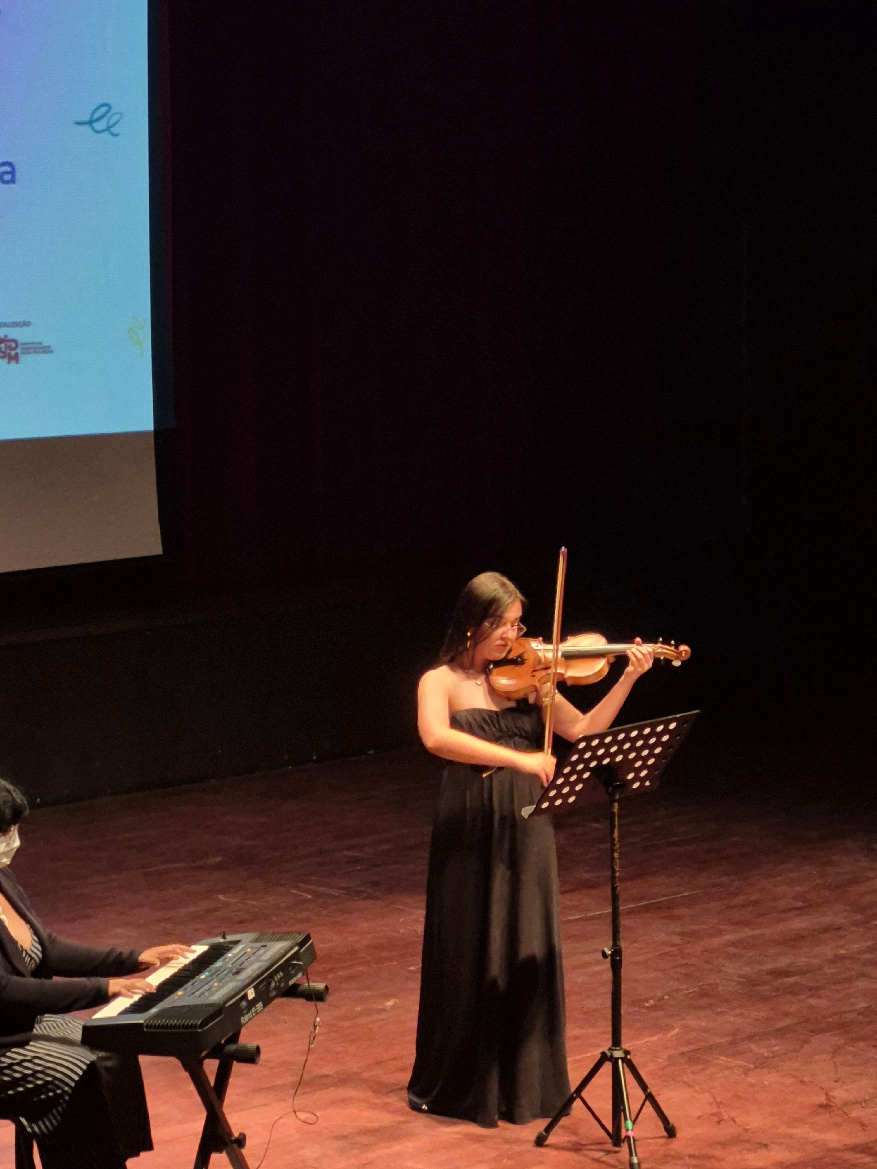 Mulher tocando violino