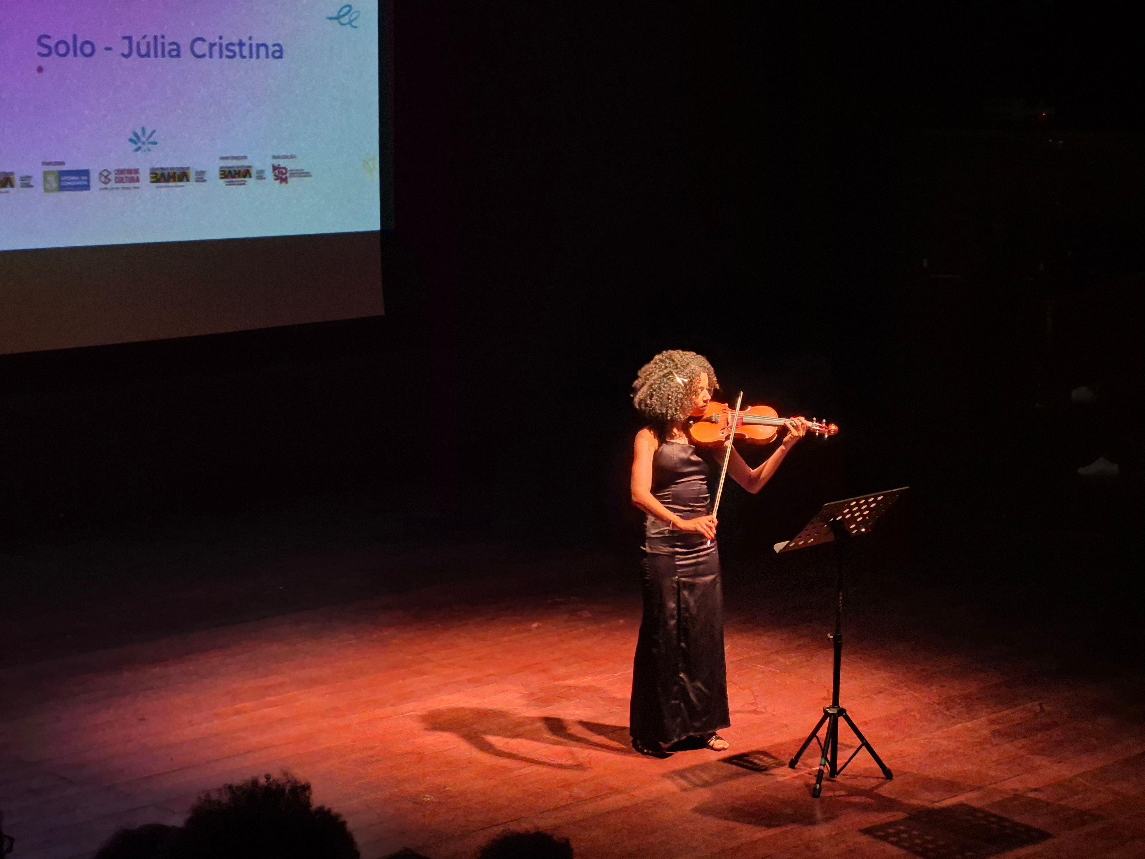 Mulher tocando violino