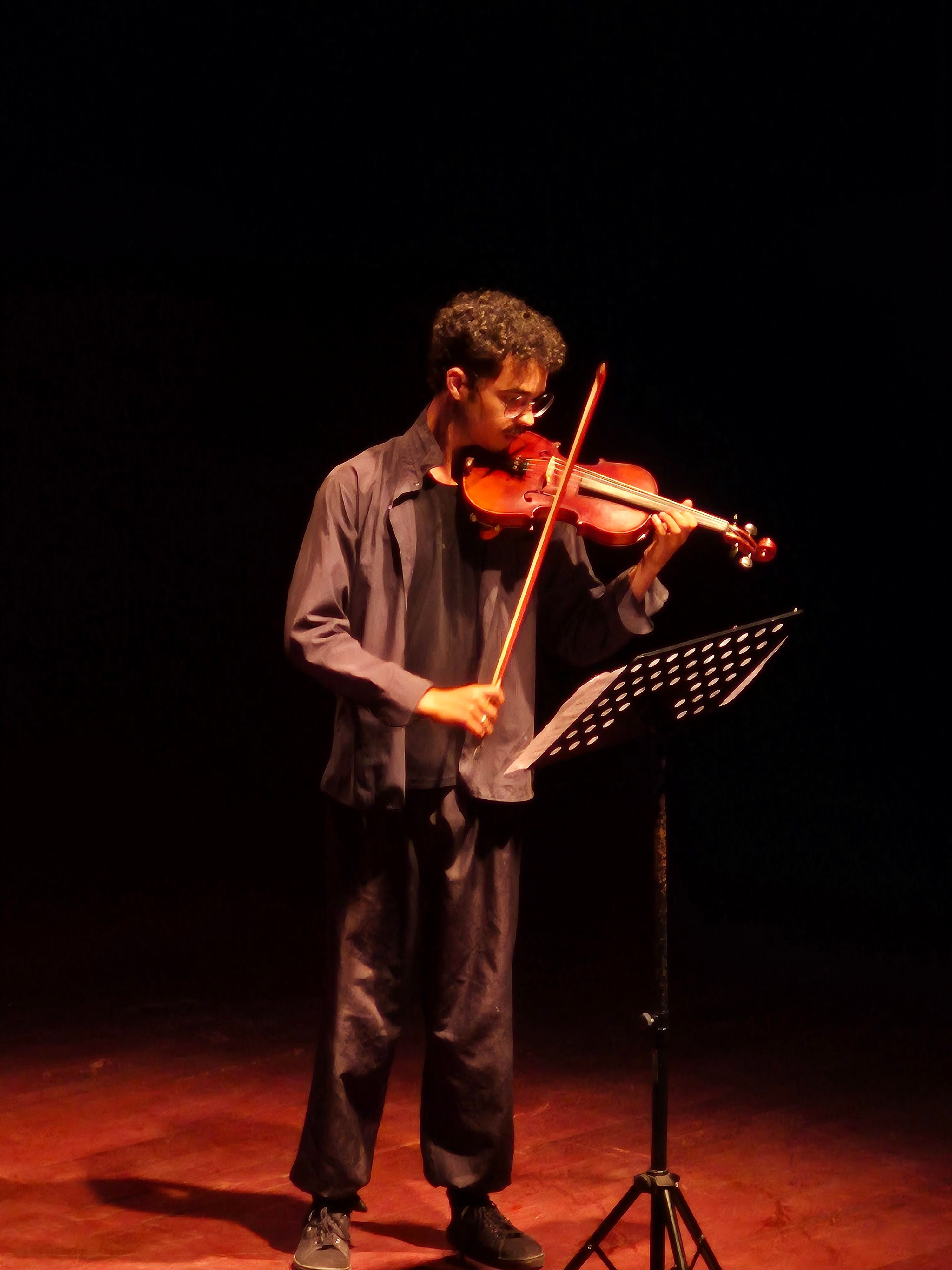 Homem tocando violino