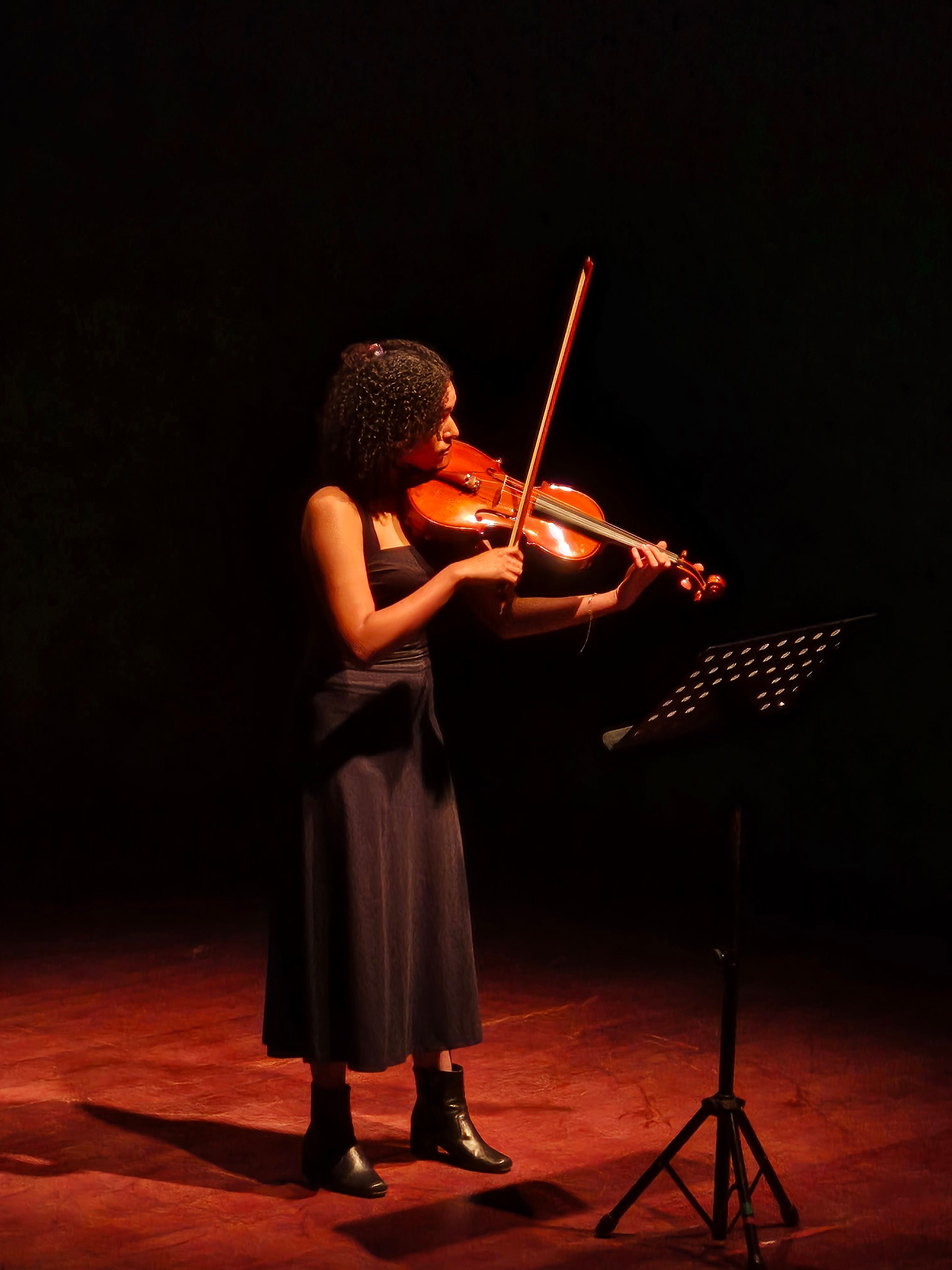 Mulher tocando violino