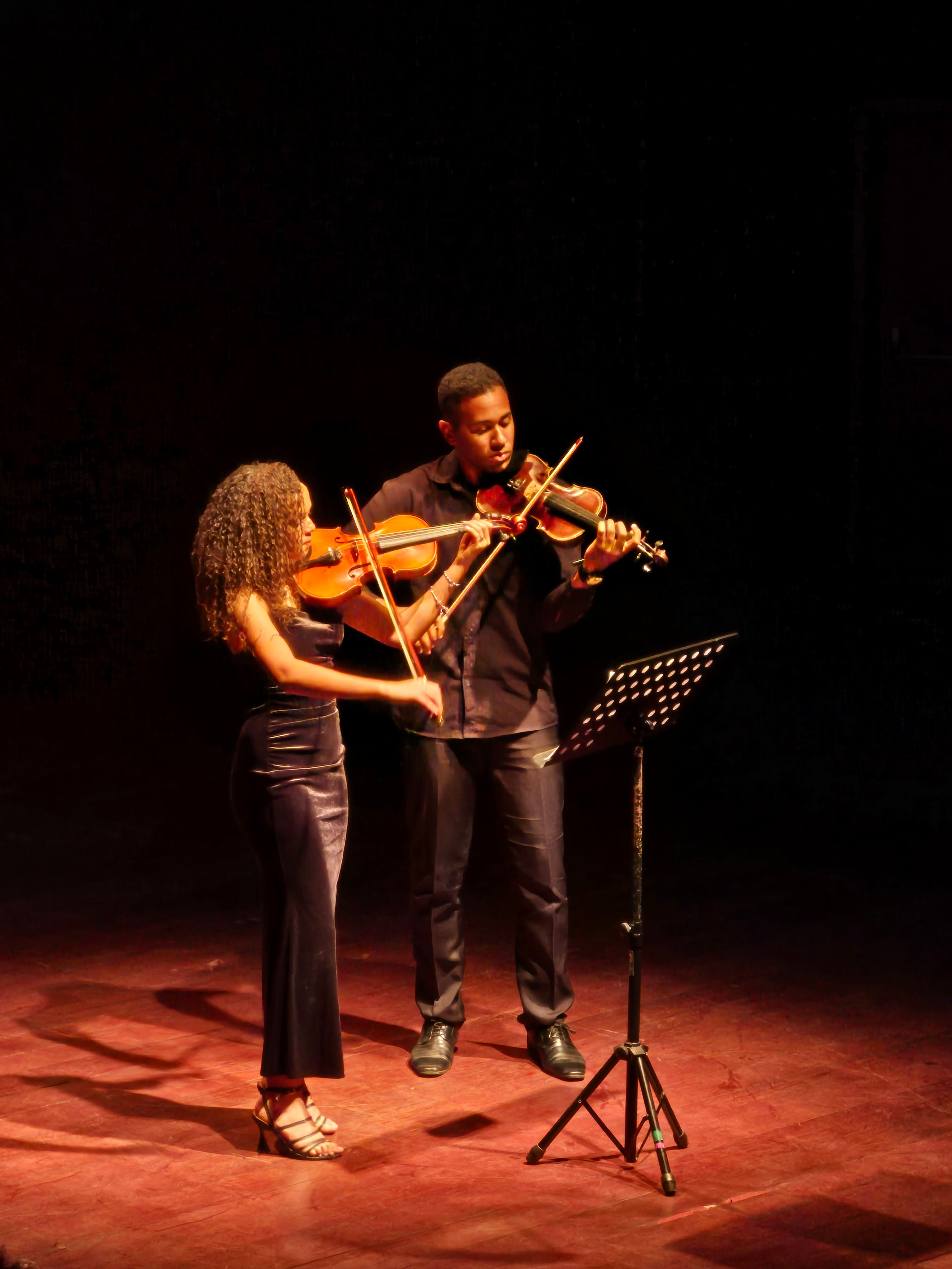 2 pessoas tocando violino