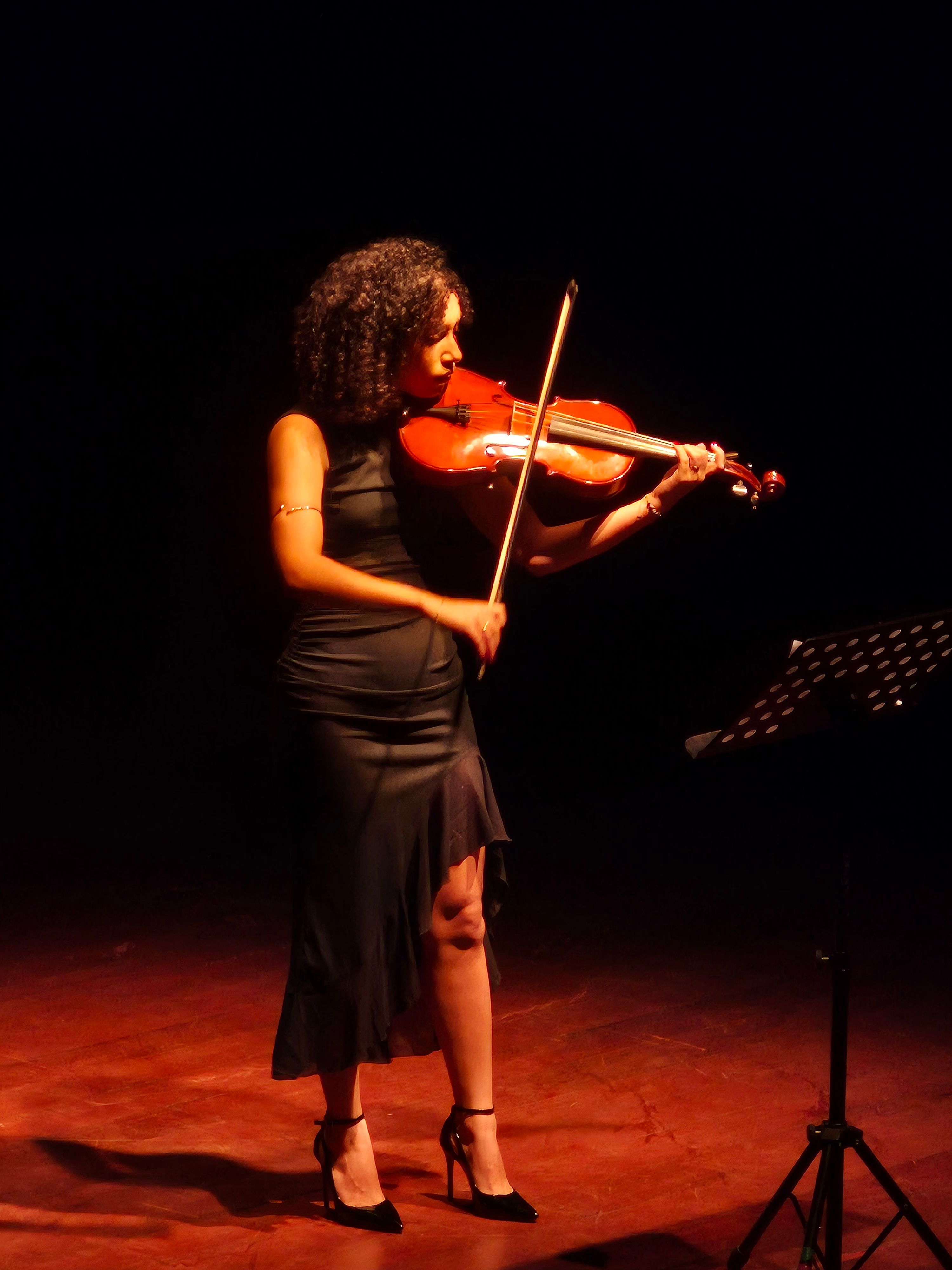 Mulher tocando violino