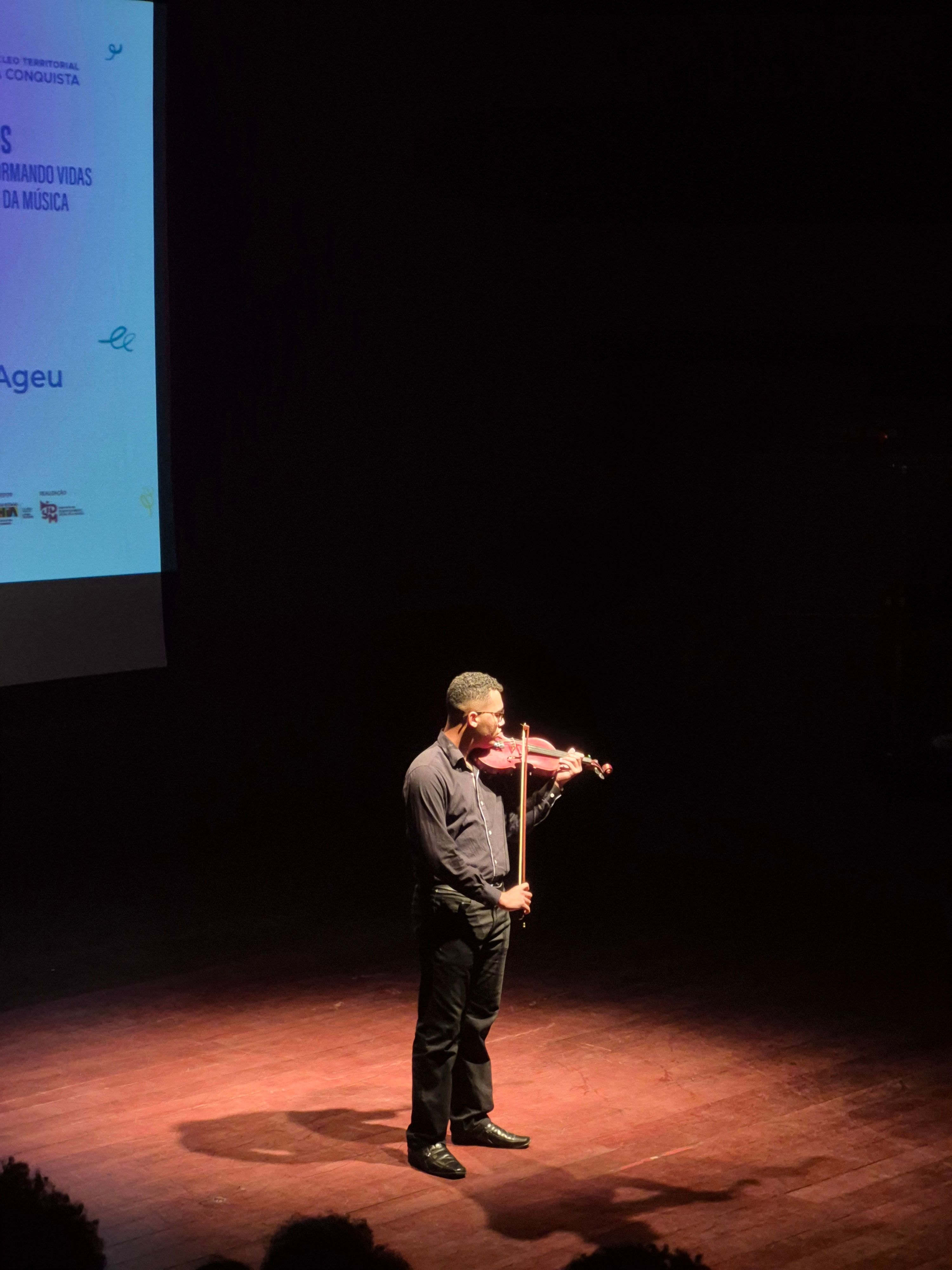 Homem tocando violino