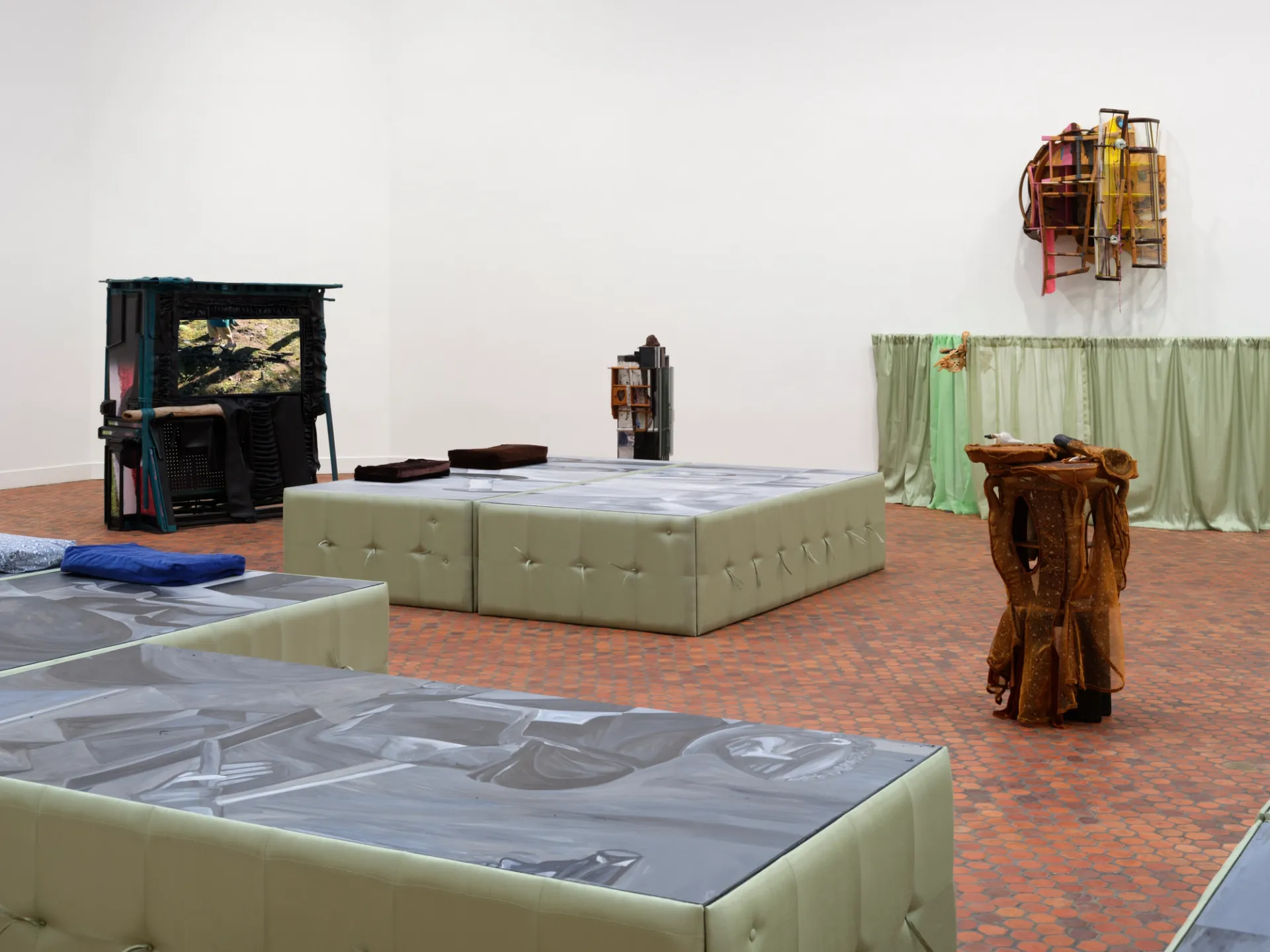 Gallery filled with sculptures by Jessi Reaves