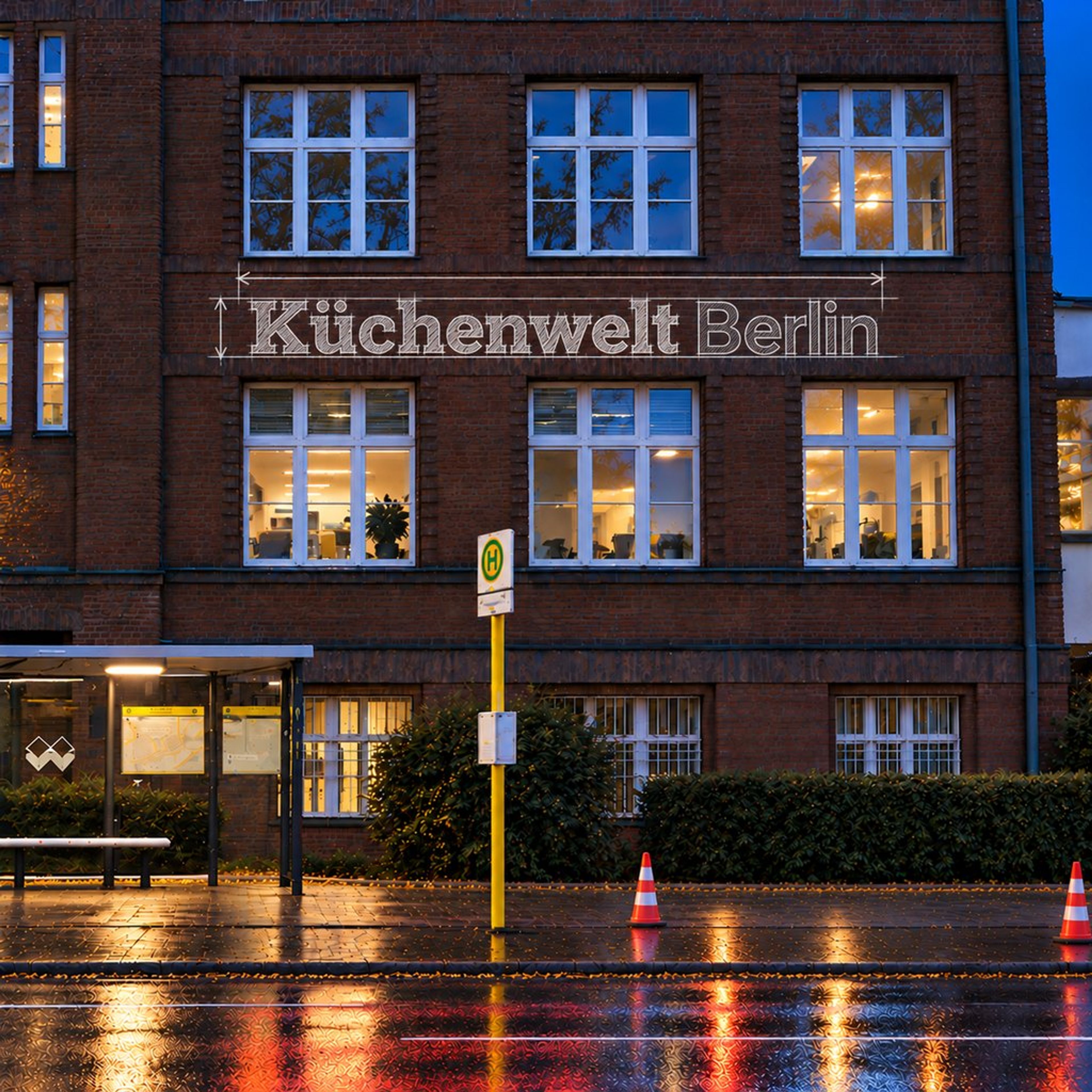 Bleistiftskizze des Schriftzugs „Küchenwelt Berlin“ mit Maßlinien auf dem Foto der Fassade