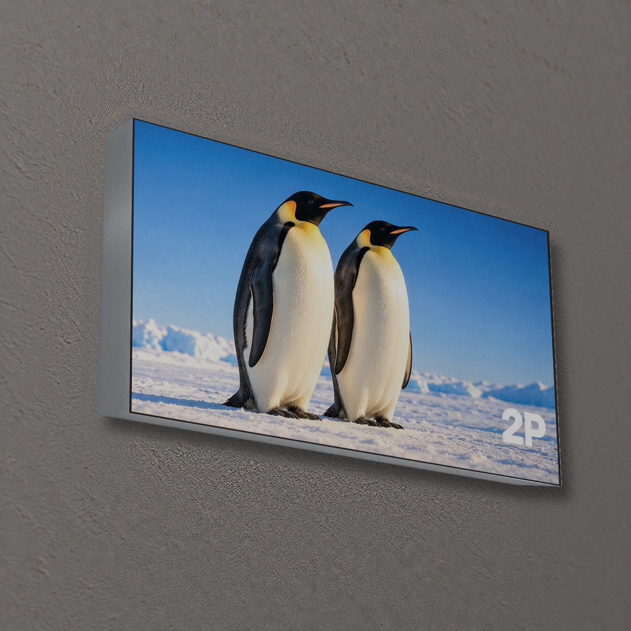 Rahmen mit bedrucktem Stoff an einer hellen Wand bei Tageslicht, ohne Beleuchtung