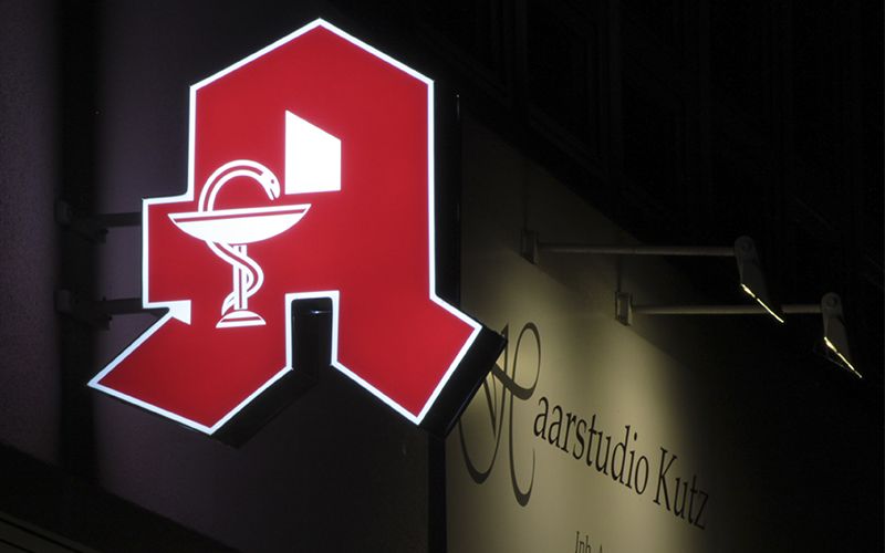 Rotes Apotheken-A als Leuchtkasten am Abend