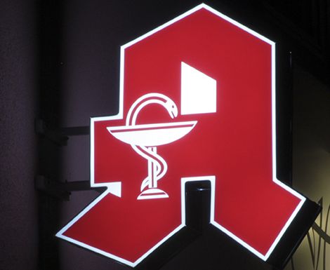 Rotes Apotheken-A als Leuchtkasten am Abend
