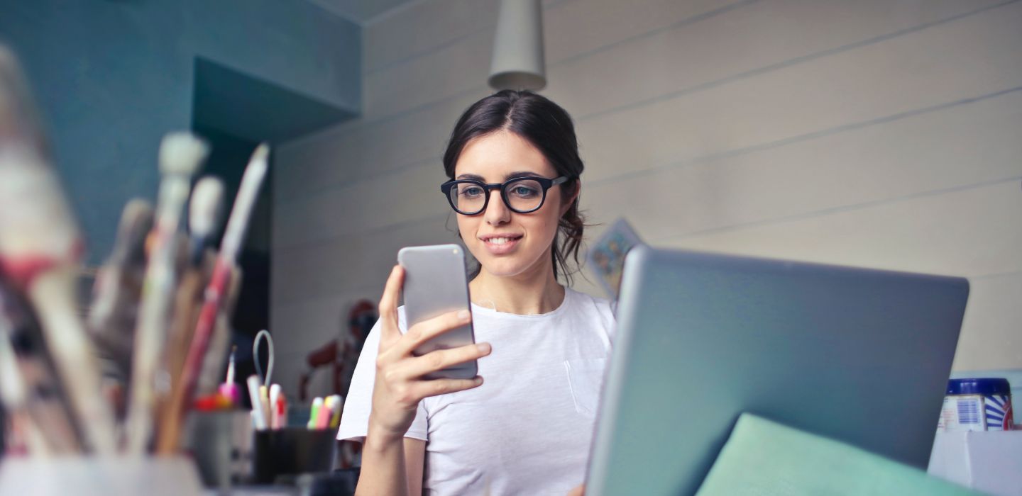 Mujer aprendiendo con su movil