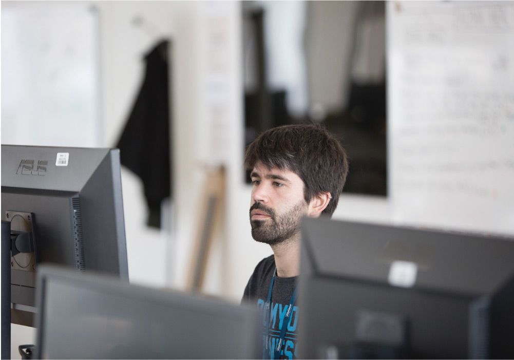 Hombre concentrado delante de un ordenador