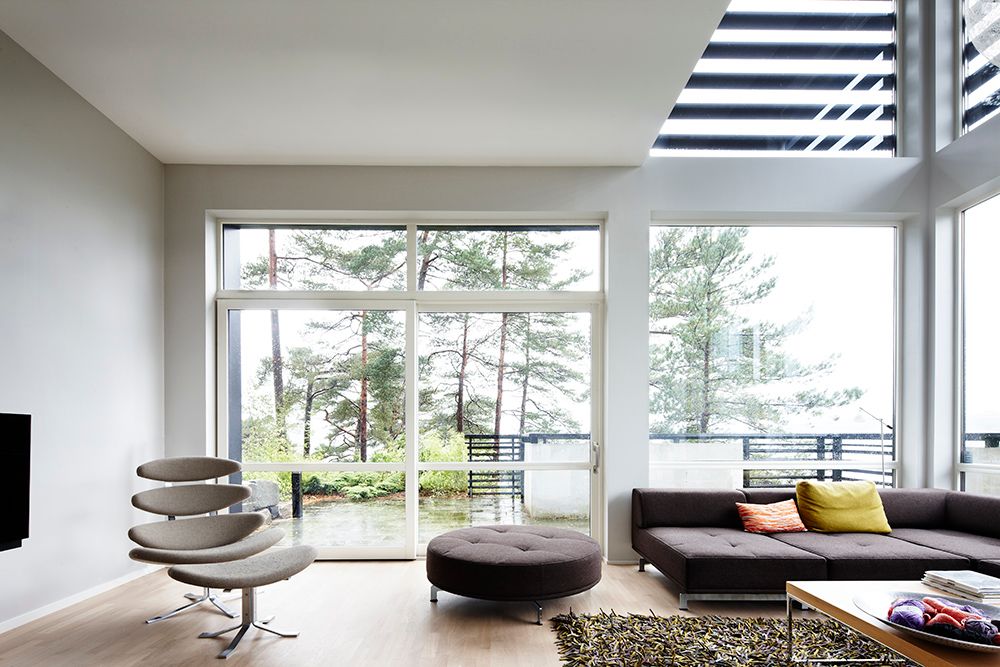 Moderne stue med store vindusflater
