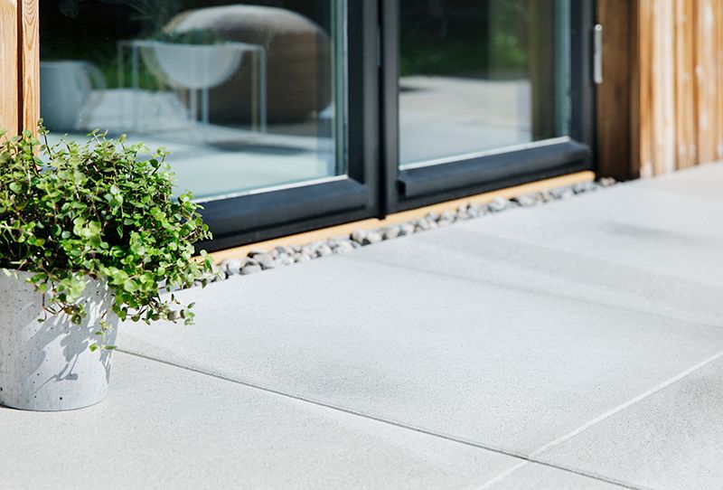 Moderne terrasse med store hvite heller