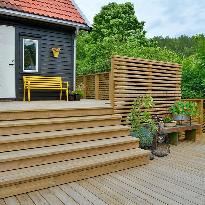 Nybygget terrasse med spilerekkverk og trapp