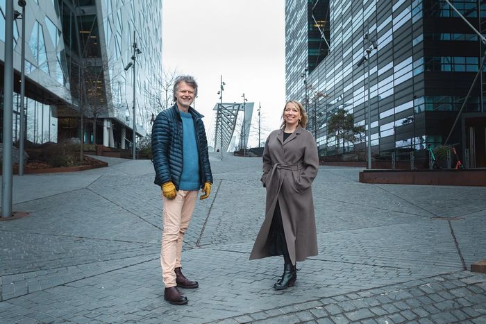 Erling Fossen og Maren Bjerkeng smilende i Bjørvika
