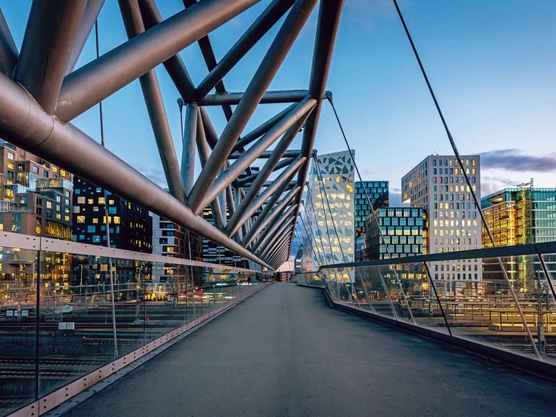 Bro som fører til Barcode i Bjørvika, Oslo.