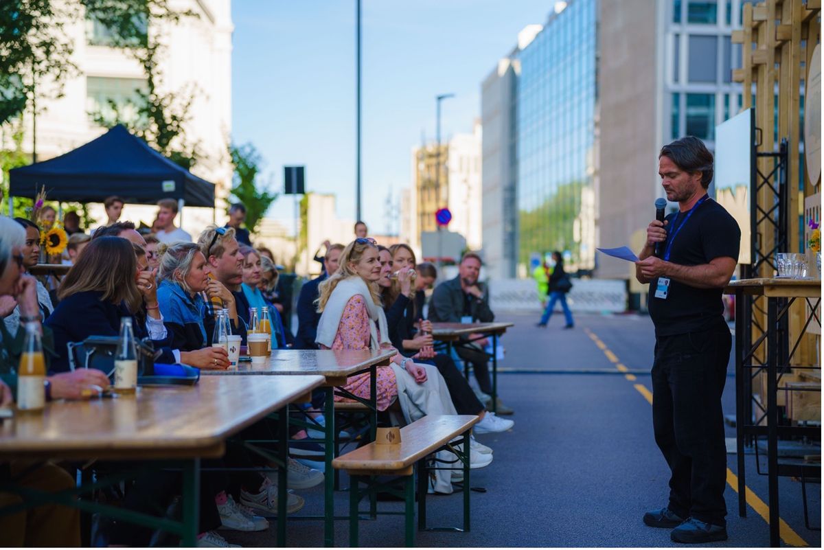 Her fra fjorårets Oslo Urban Week i Vika. I år er OUW lagt til Kvadraturen, og vi gleder oss til å igjen samle alle som er interessert i byutvikling til kunnskapsdeling, diskusjoner og mingling. Foto: Marius Dale.
