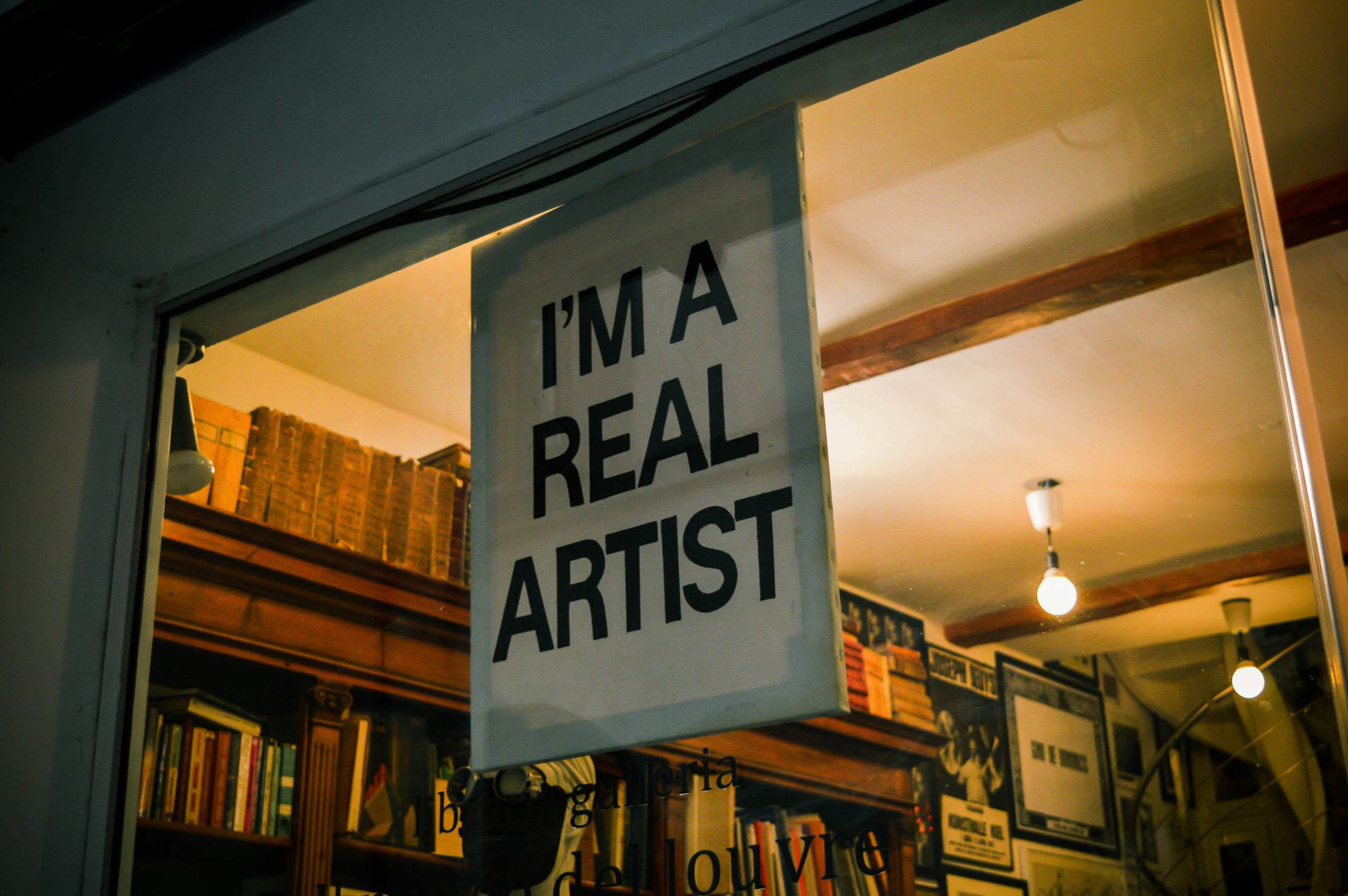 A sign that says "I'm a real artist"