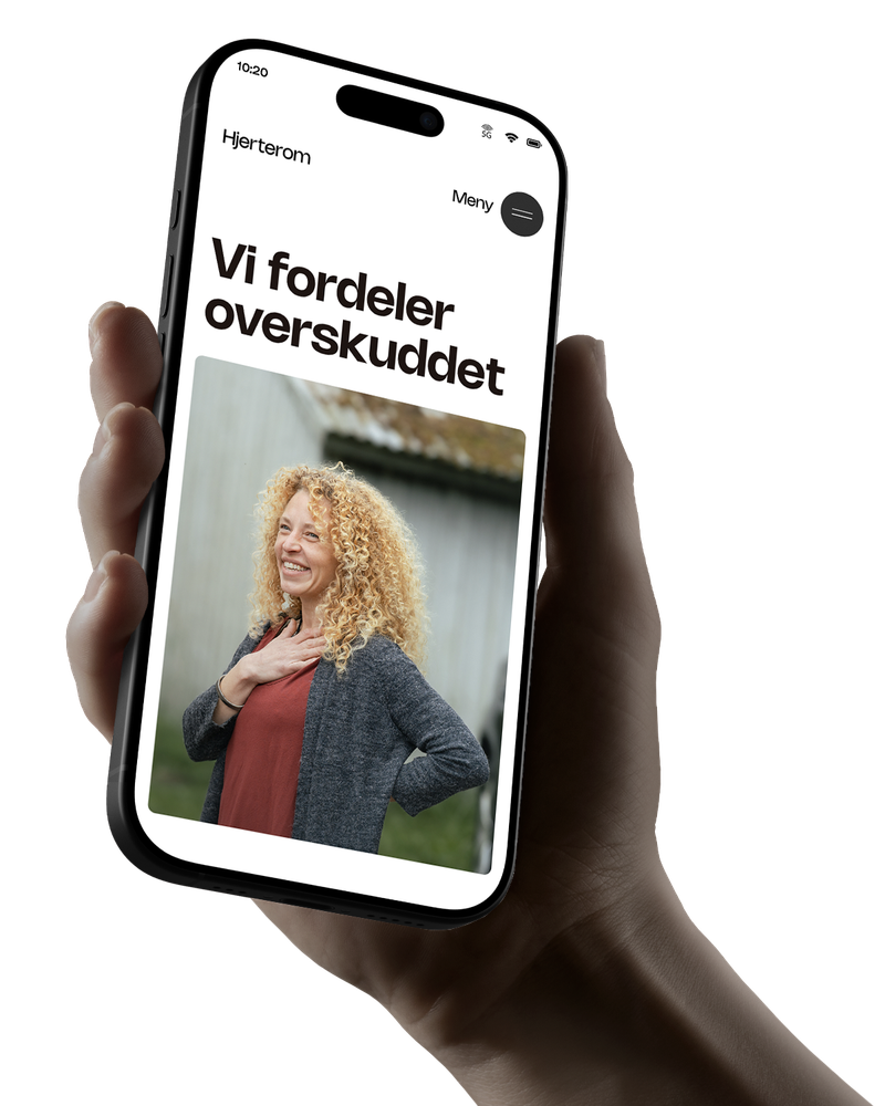 Mann holder telefon med hjerterom i bergen