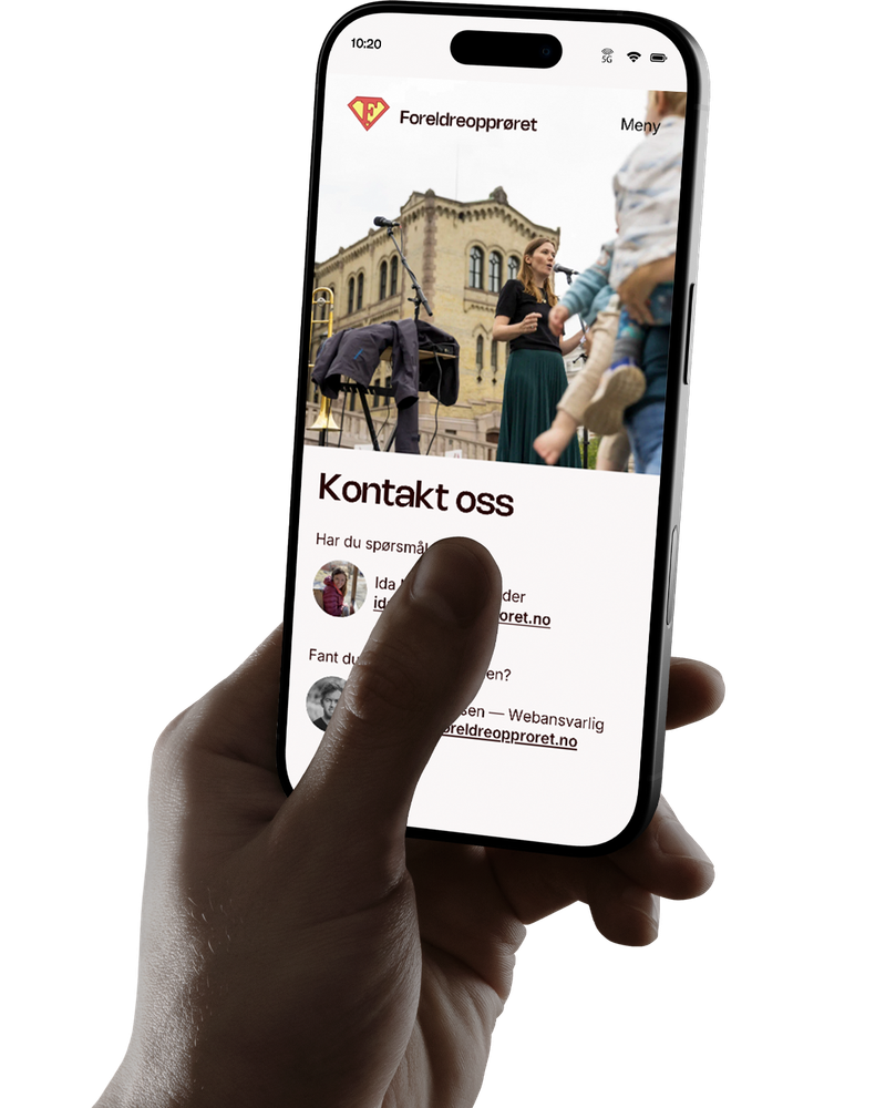 Mobil som blir holdt i hånda med nettsiden til foreldreopprøret på skjermen