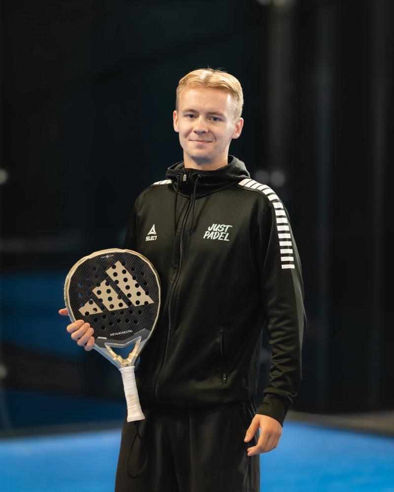 Kristoffer Telle portrett med padel racket