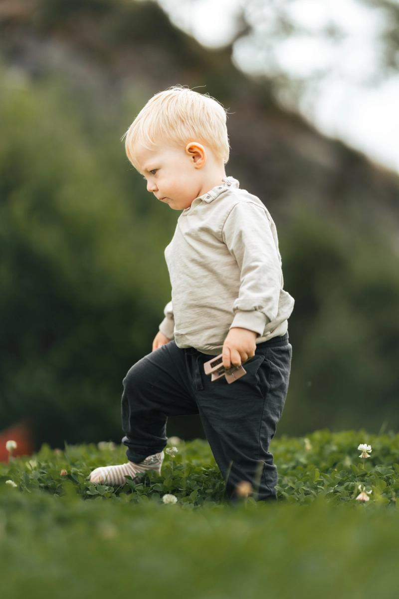 Isak ute på gresset