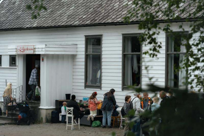 Bilde av Hjerterom sine lokaler i Åsane med mange besøkende som henter mat og klær