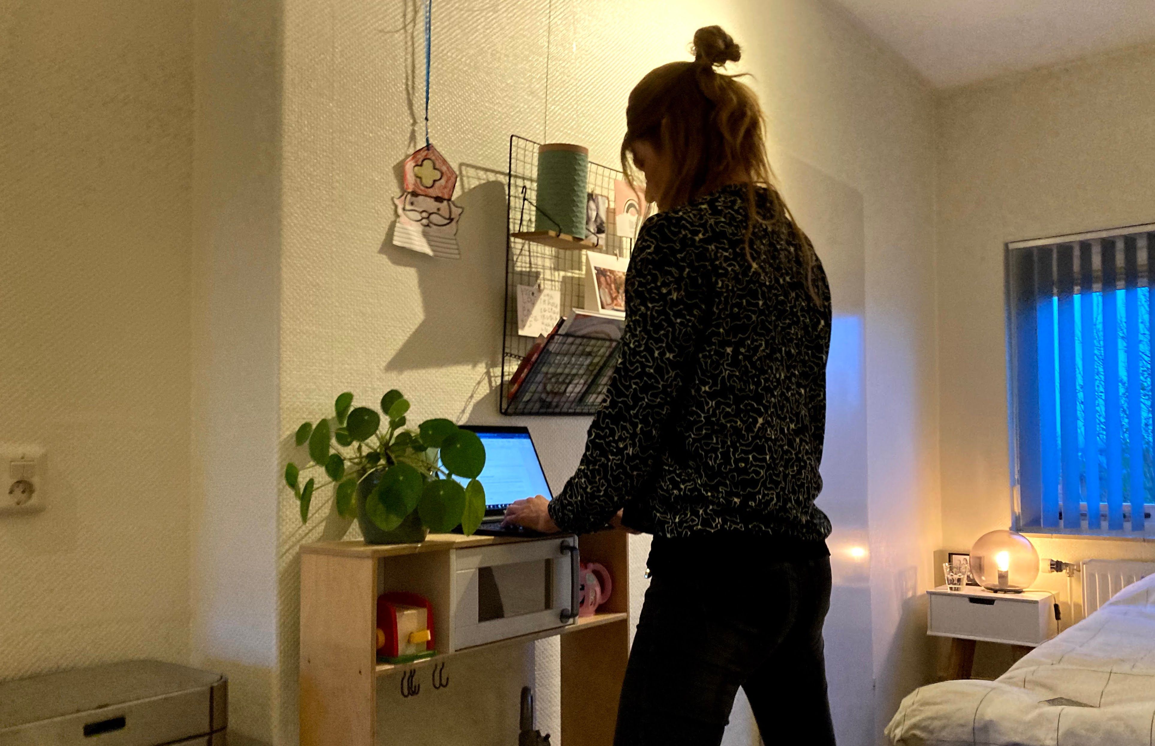 Voor staand werken gebruik ik thuis daarom het speelkeukentje van mijn dochter.”