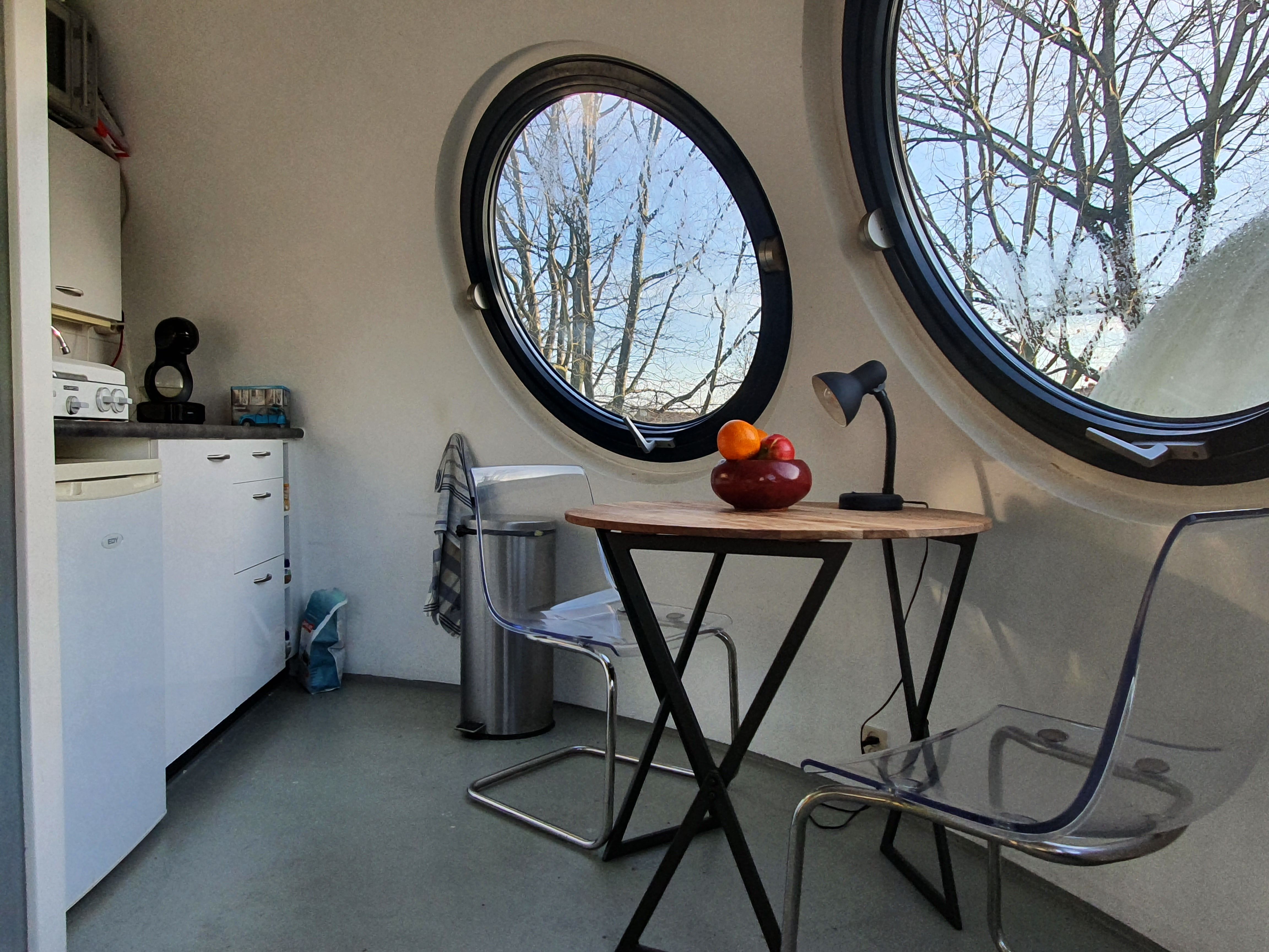 bij Henk in zijn bolwoning