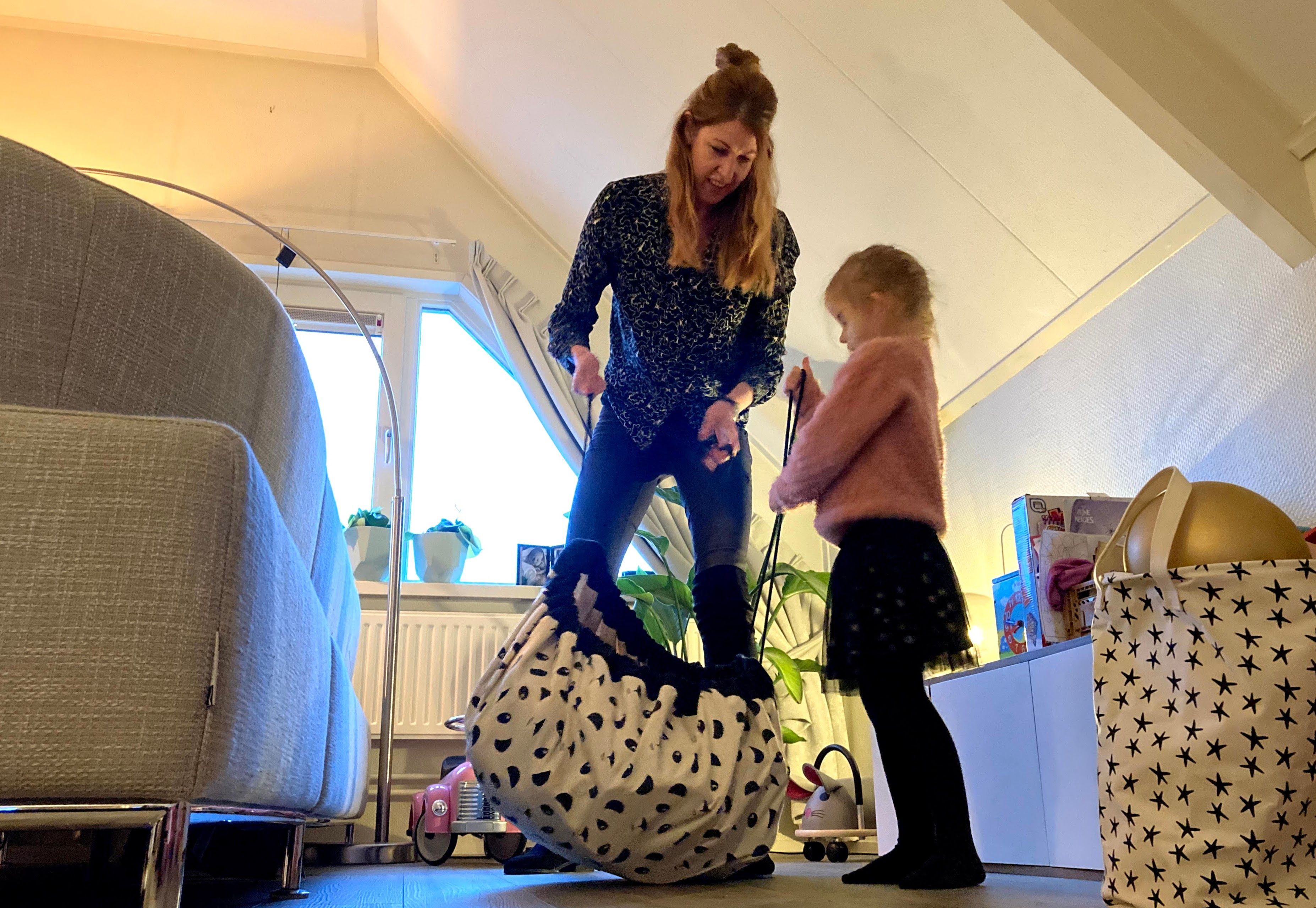 dan trek je via een koordje alles bij elkaar tot een handige knapzak