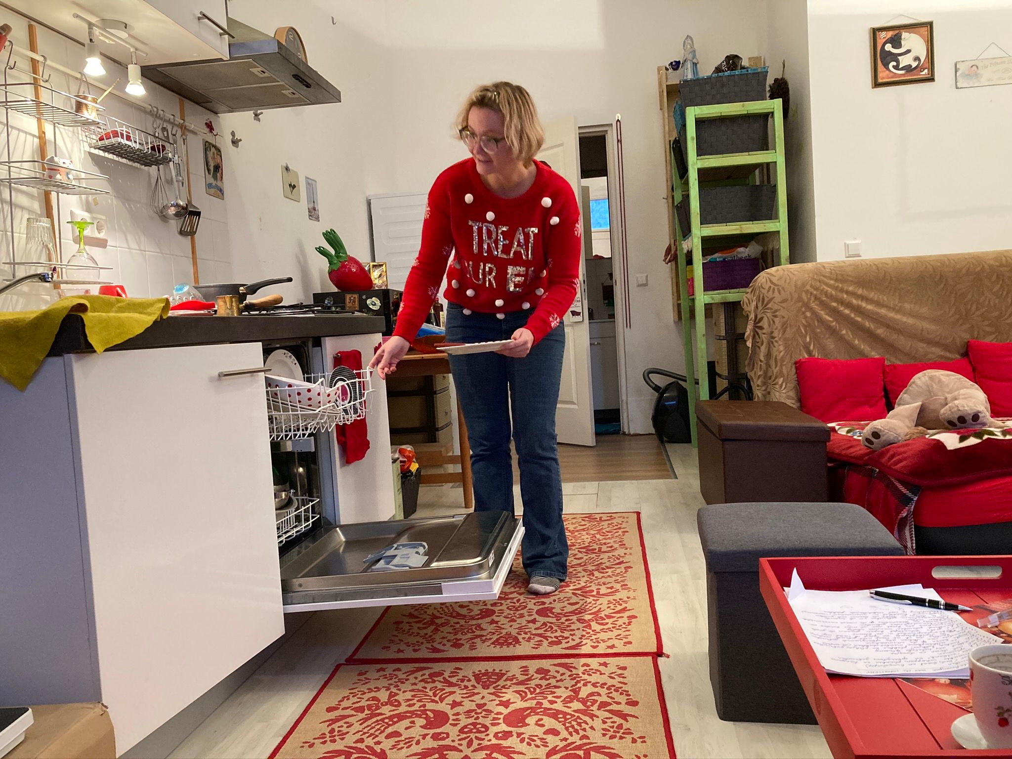 In de keuken zit een vaatwasser ingebouwd