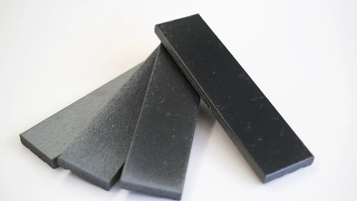 ▲取り寄せて採用となった、LIXIL「火色音（ひいろね） 釉もの」