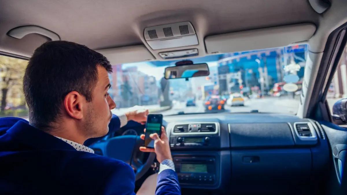 multas-usar-movil-cocheº