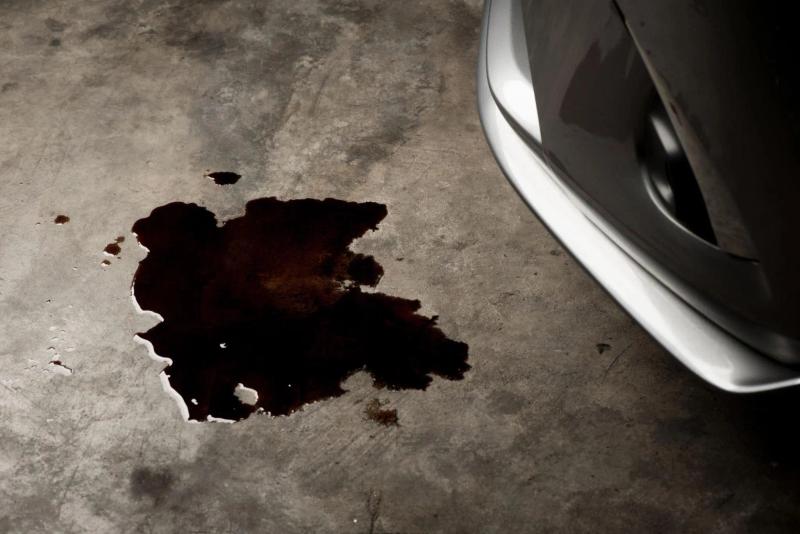 Coche pierde aceite: causas, averías y cuánto puede costar