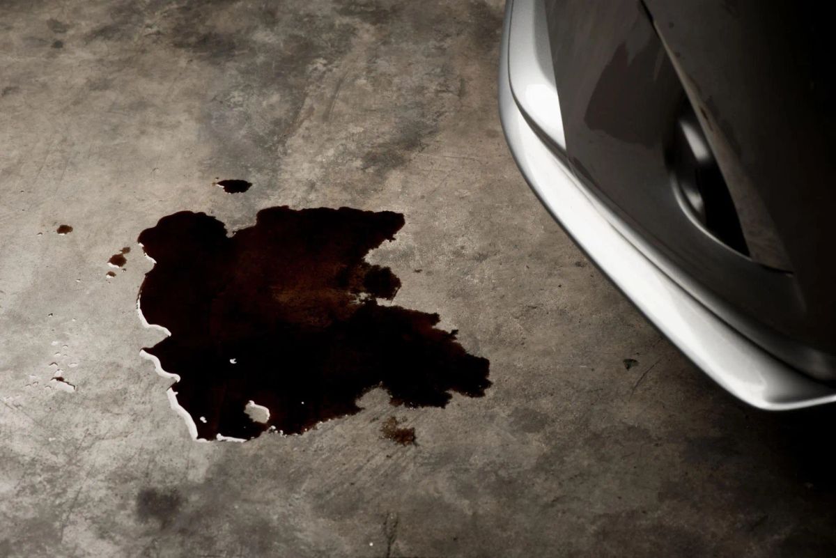 Coche pierde aceite: causas, averías y cuánto puede costar