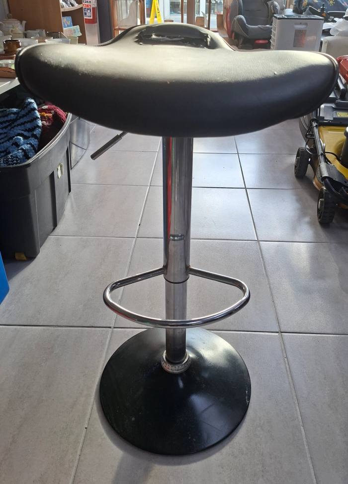 Adjustable Gas-Lift Bar Stool 